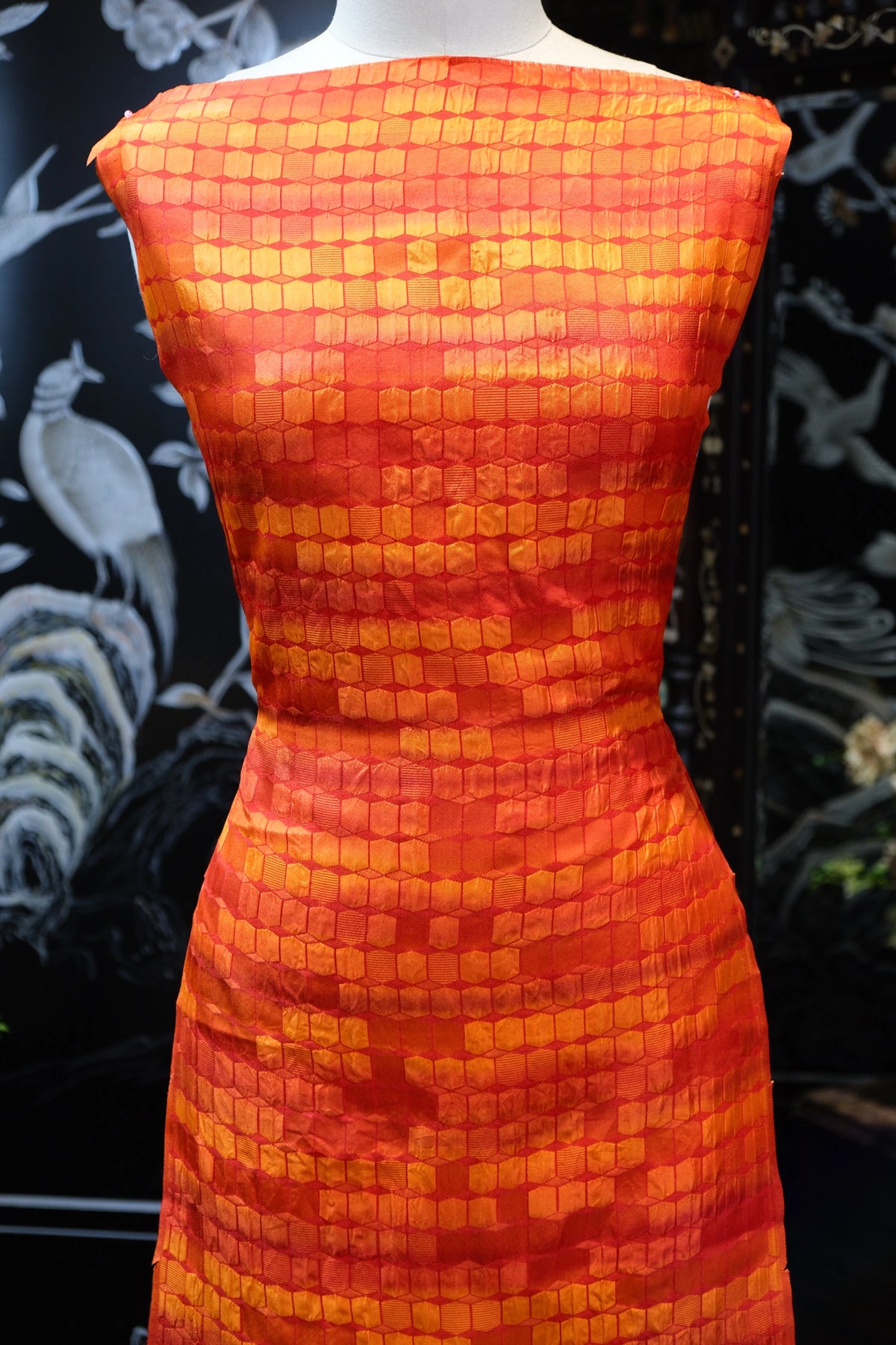 暖金锦绣 · 立体鳞纹真丝面料 | Golden Amber Scale - Textured Lattice Silk Fabric