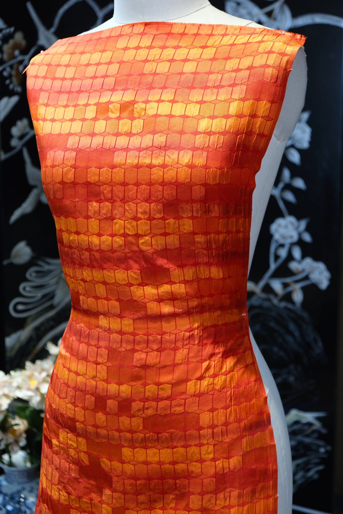 暖金锦绣 · 立体鳞纹真丝面料 | Golden Amber Scale - Textured Lattice Silk Fabric