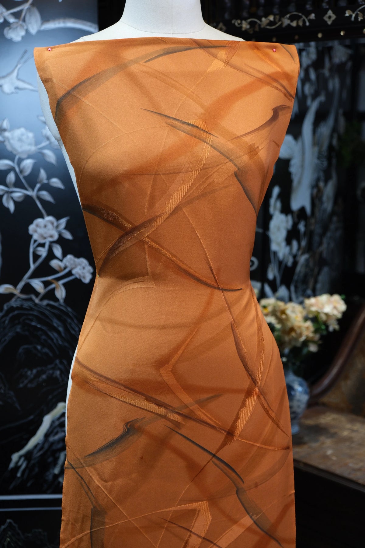 琥珀流光 · 抽象线艺真丝面料 | Amber Flow - Abstract Linear Silk Fabric