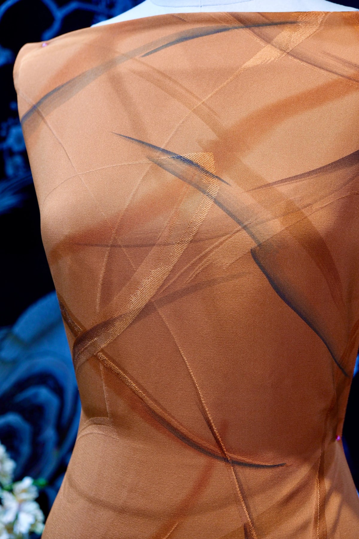 琥珀流光 · 抽象线艺真丝面料 | Amber Flow - Abstract Linear Silk Fabric
