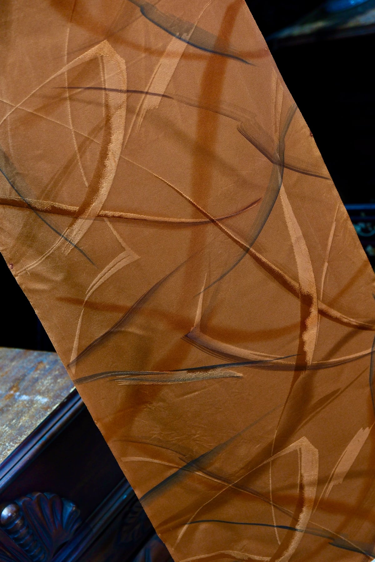 琥珀流光 · 抽象线艺真丝面料 | Amber Flow - Abstract Linear Silk Fabric
