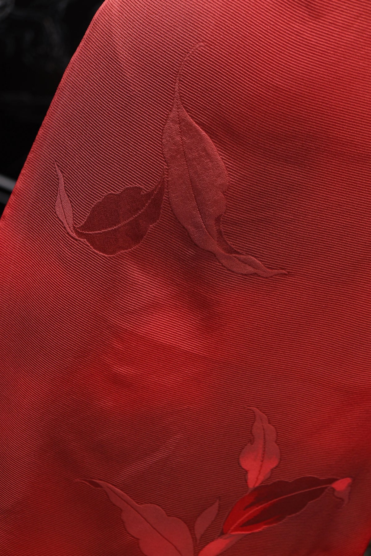 丹枫落影 · 暗纹真丝面料 | Crimson Maple - Jacquard Leaf Silk Fabric