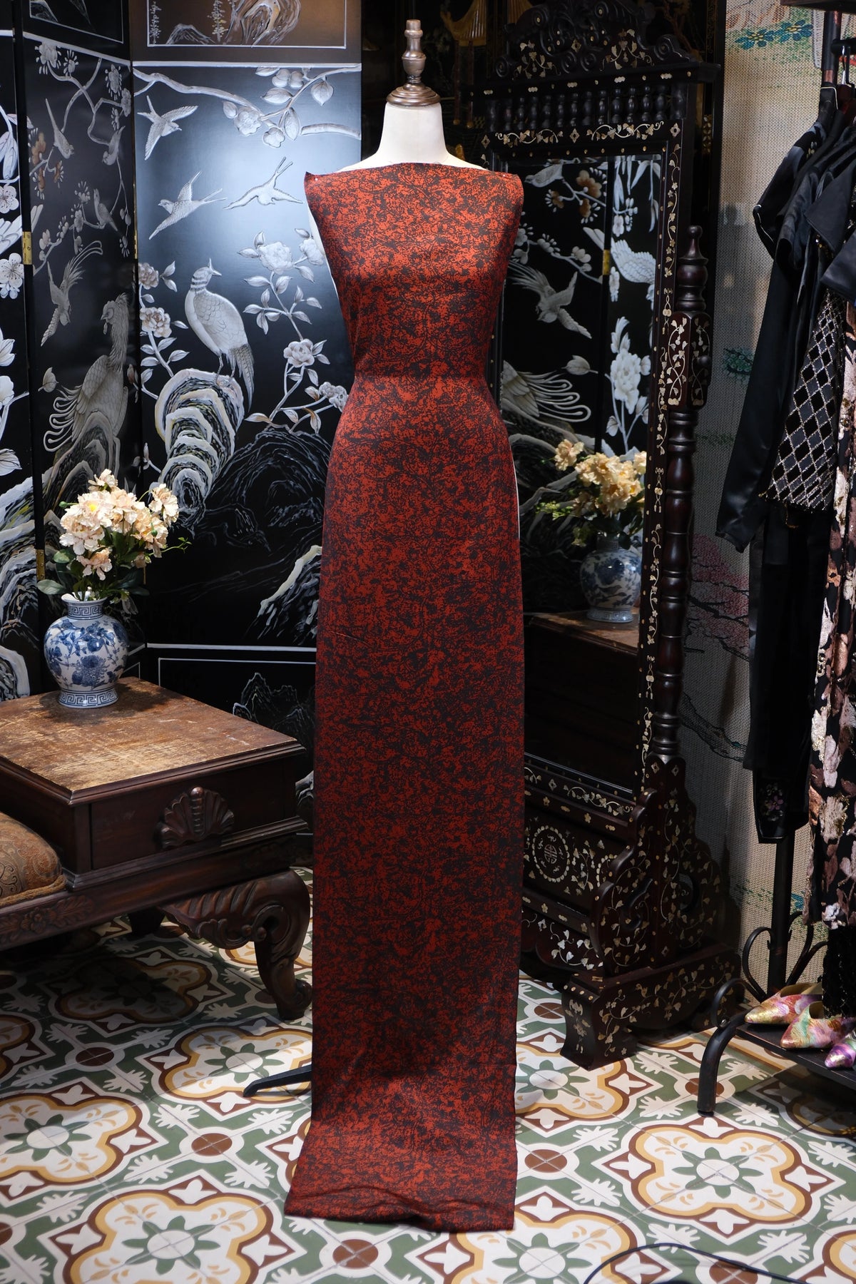 朱砂泼墨 · 蔓纹真丝面料 | Cinnabar Ink - Textured Vine Silk Fabric