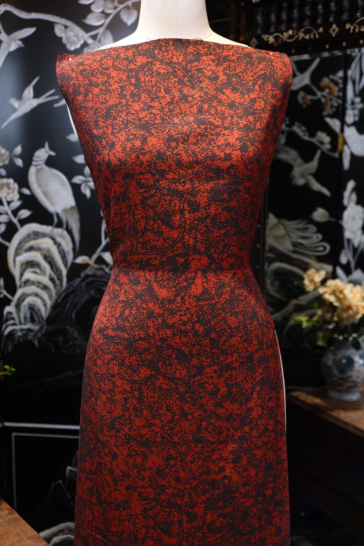 朱砂泼墨 · 蔓纹真丝面料 | Cinnabar Ink - Textured Vine Silk Fabric