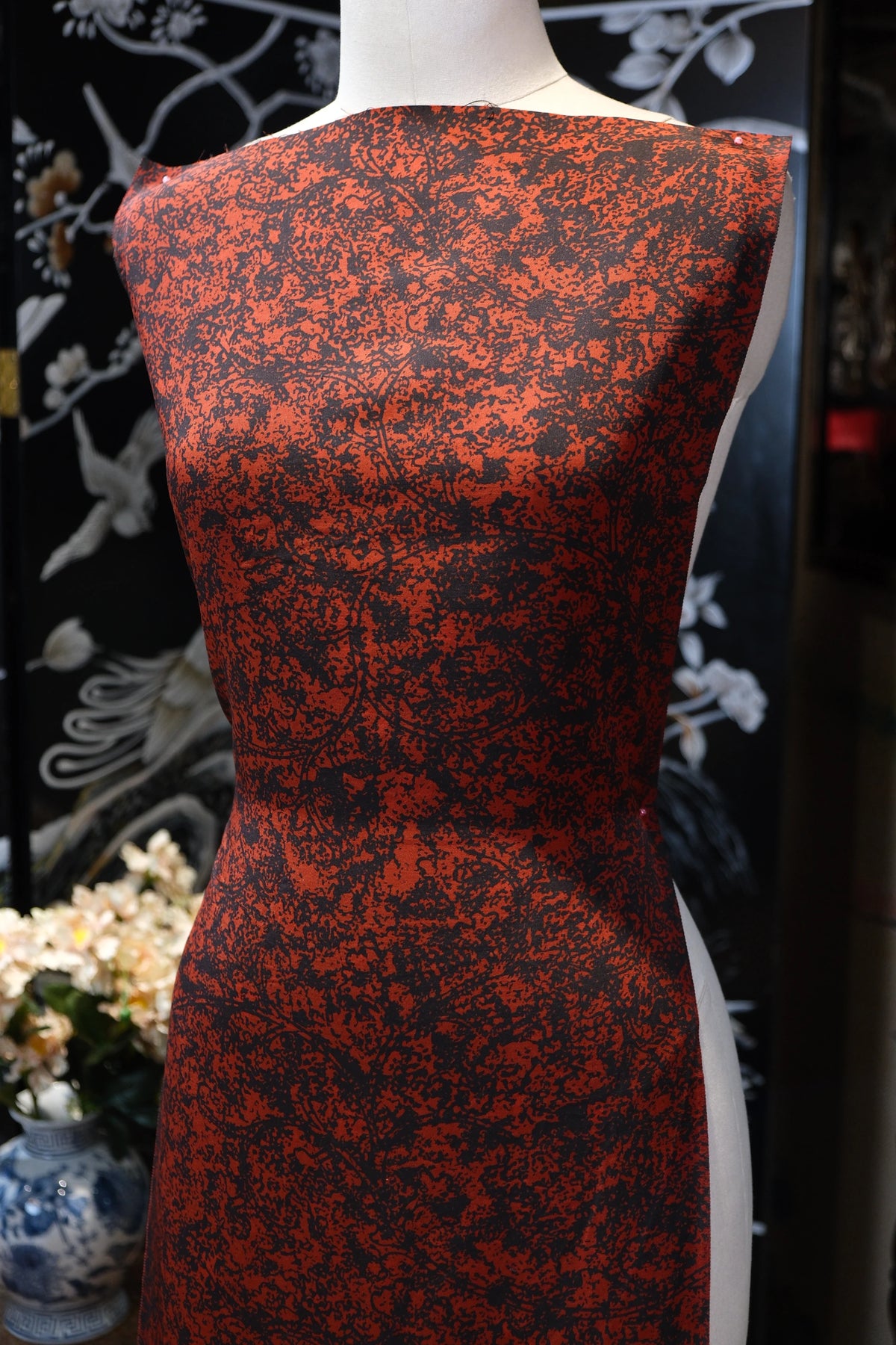 朱砂泼墨 · 蔓纹真丝面料 | Cinnabar Ink - Textured Vine Silk Fabric