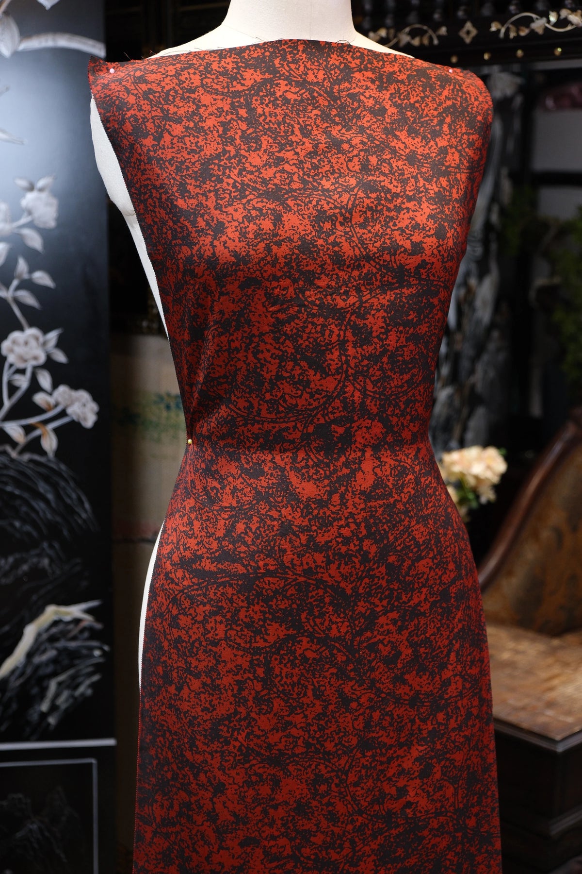 朱砂泼墨 · 蔓纹真丝面料 | Cinnabar Ink - Textured Vine Silk Fabric