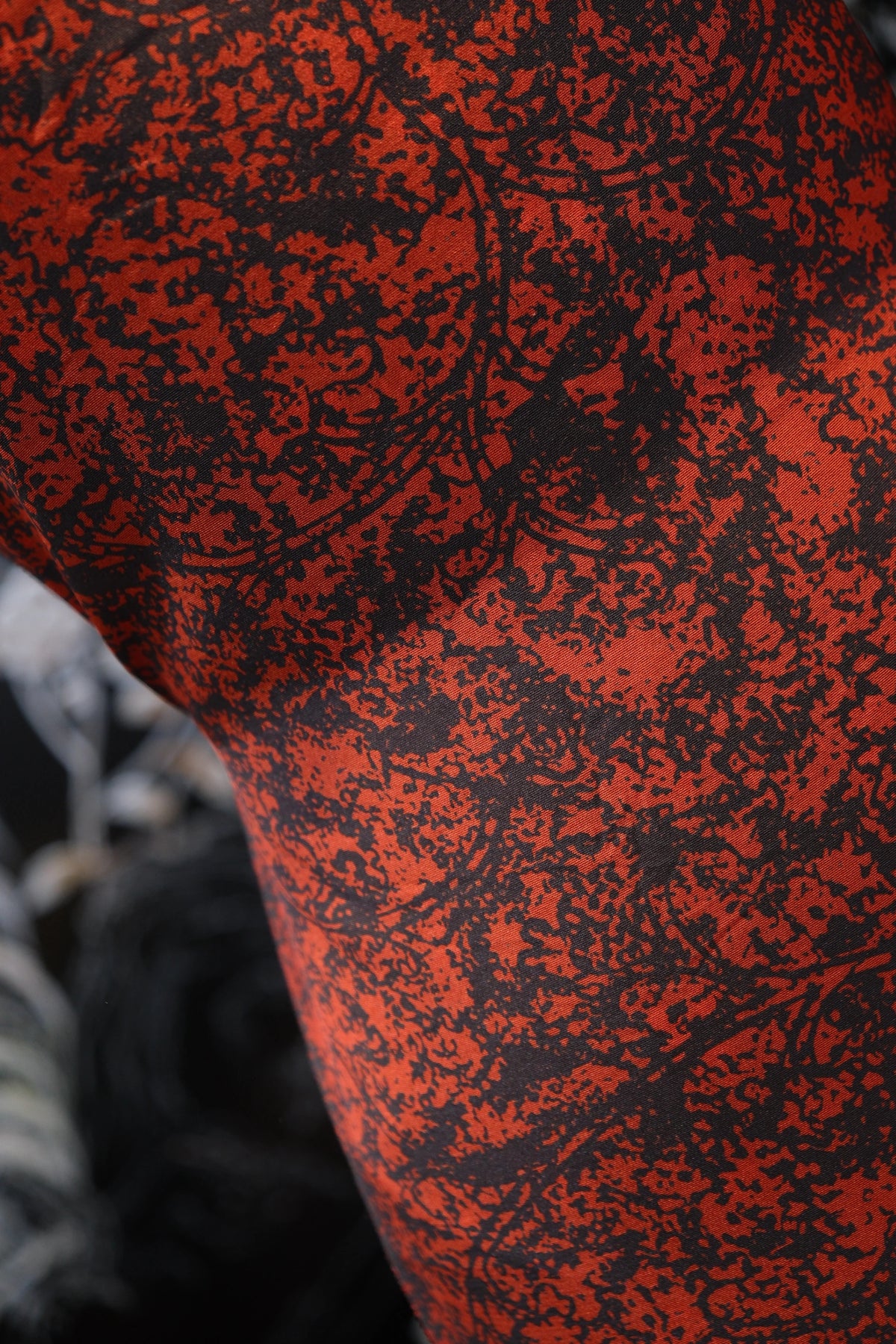 朱砂泼墨 · 蔓纹真丝面料 | Cinnabar Ink - Textured Vine Silk Fabric