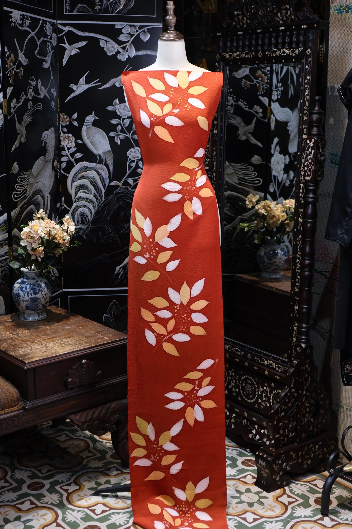 朱红金菊 · 散瓣花卉真丝面料 | Crimson Blossom - Floral Stencil Silk Fabric
