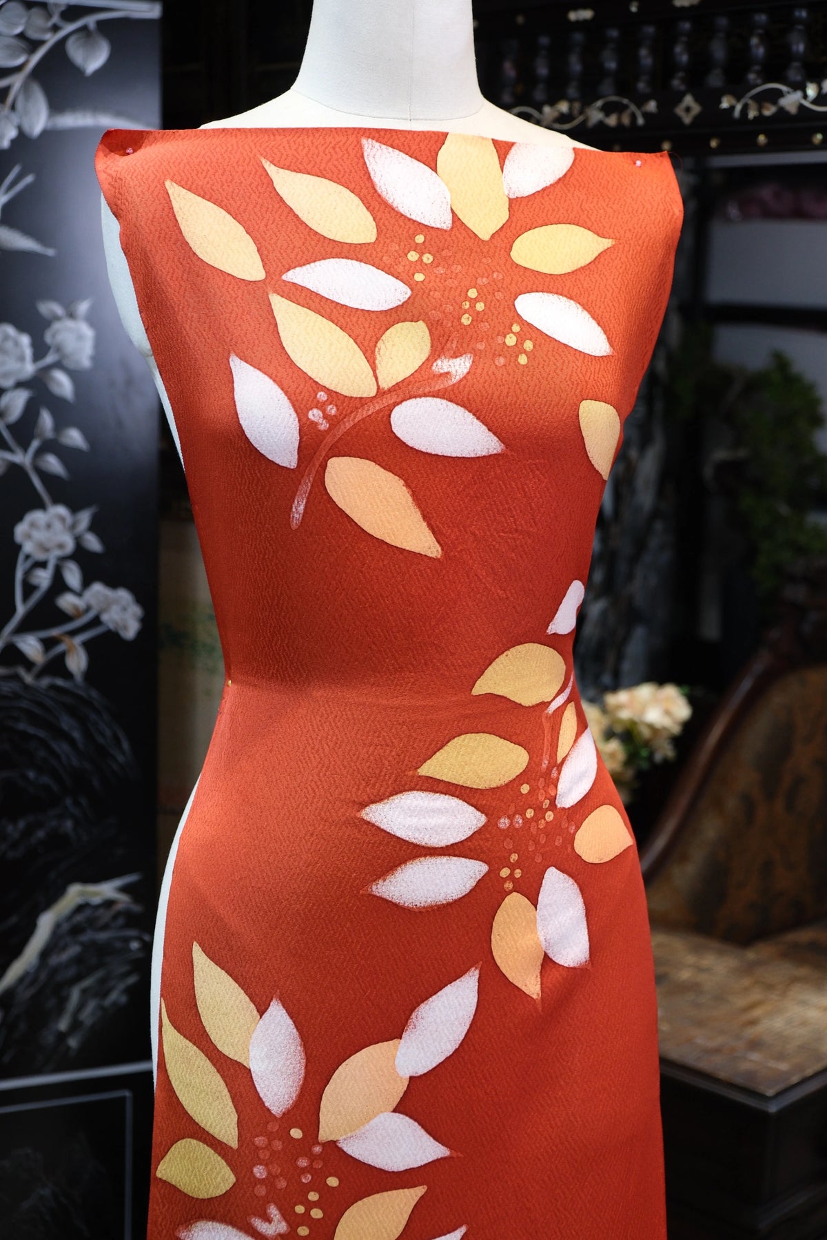 朱红金菊 · 散瓣花卉真丝面料 | Crimson Blossom - Floral Stencil Silk Fabric