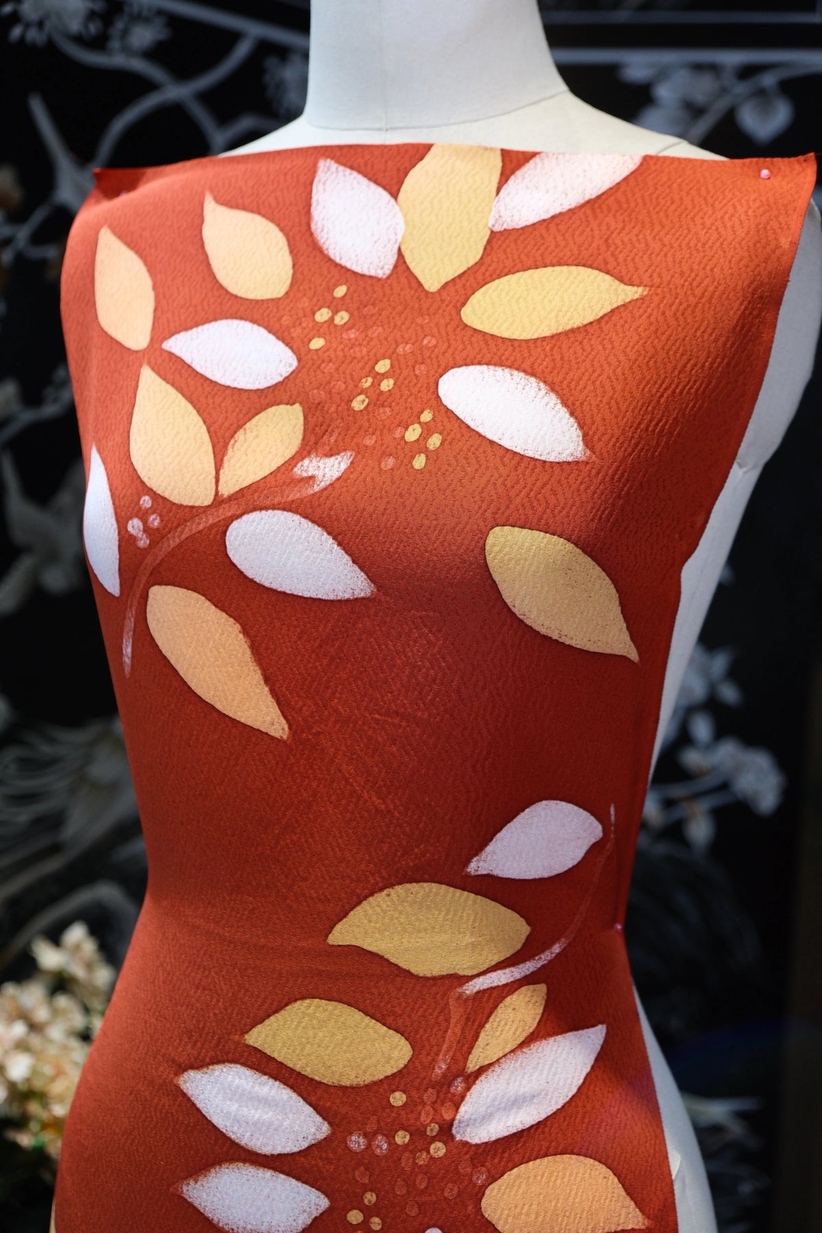 朱红金菊 · 散瓣花卉真丝面料 | Crimson Blossom - Floral Stencil Silk Fabric