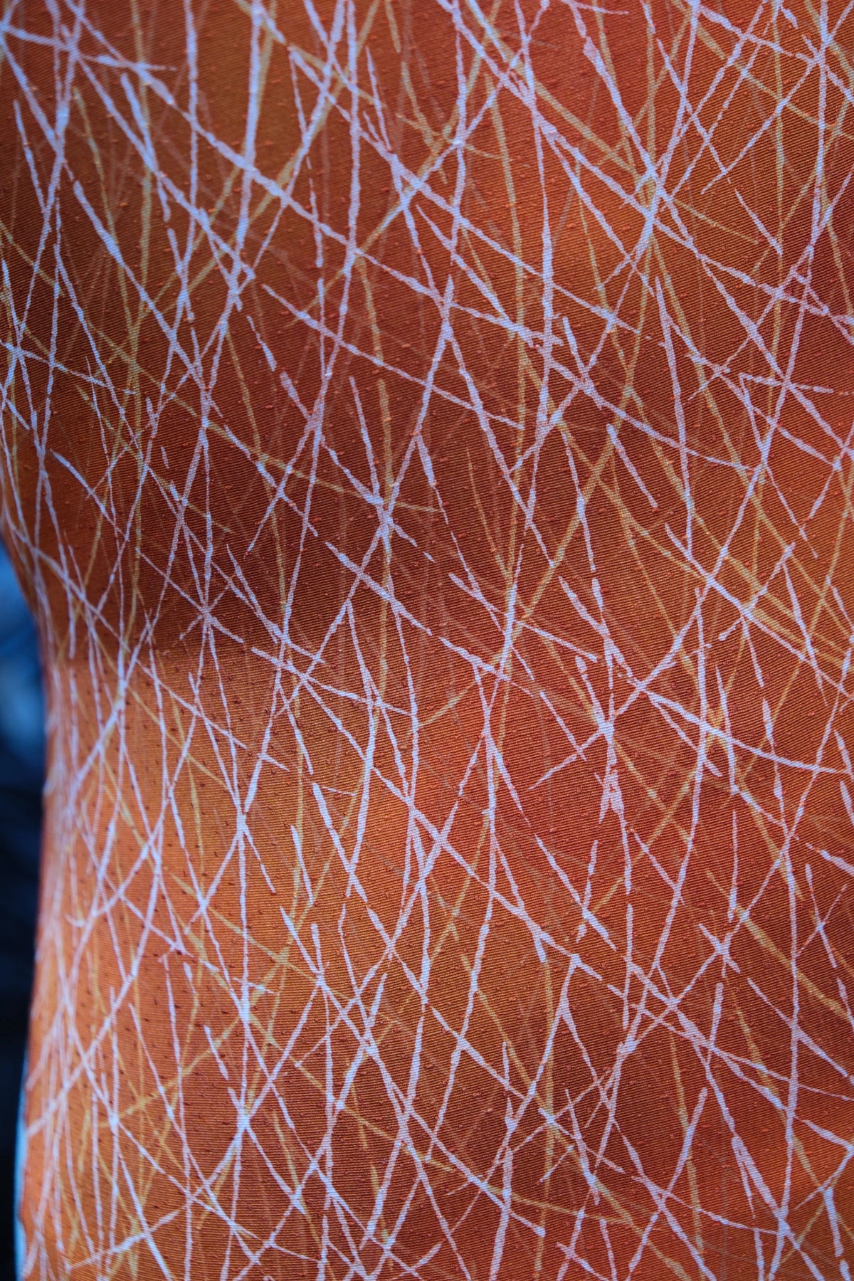 丹枫交织 · 错落流线真丝面料 | Autumn Trajectory - Intersecting Line Silk Fabric