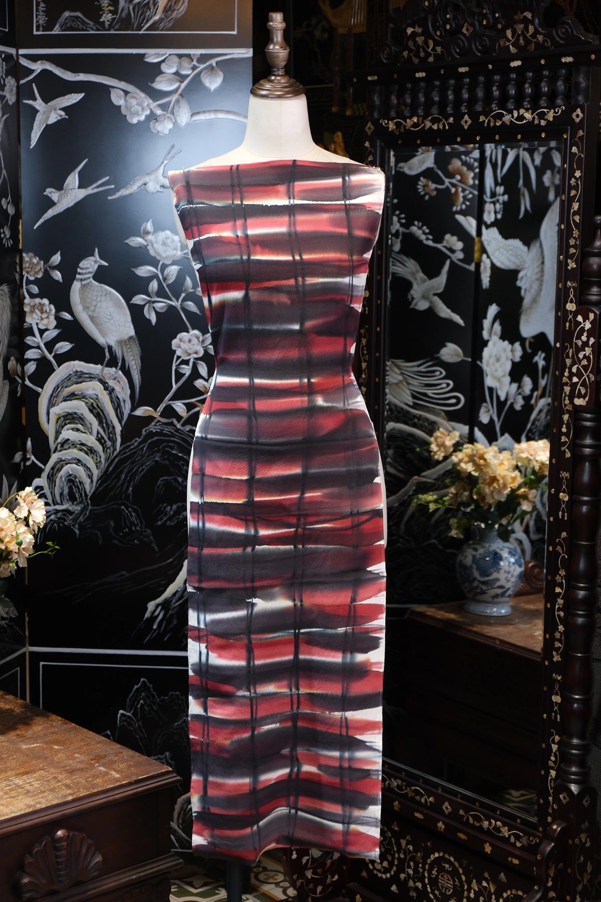 朱绛流光 · 抽象格子真丝面料 | Crimson Flare - Abstract Grid Silk Fabric