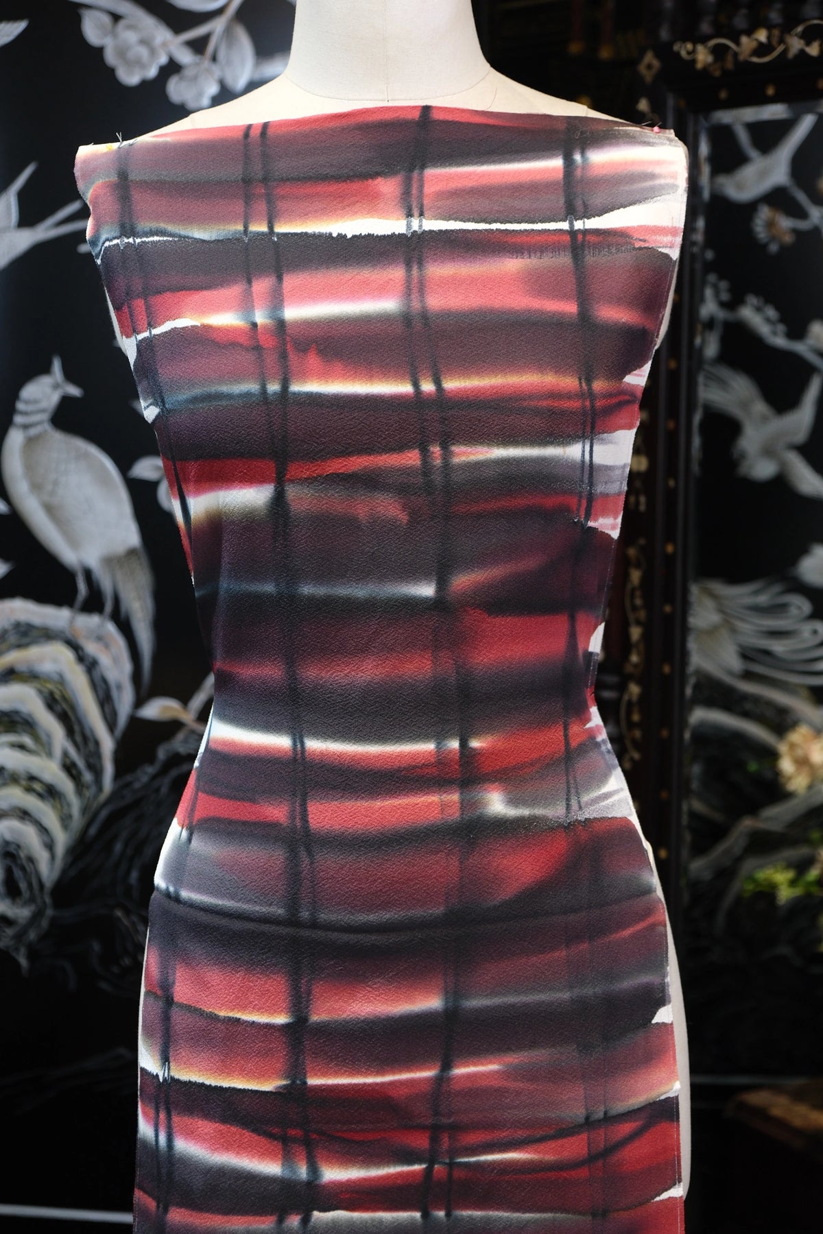 朱绛流光 · 抽象格子真丝面料 | Crimson Flare - Abstract Grid Silk Fabric