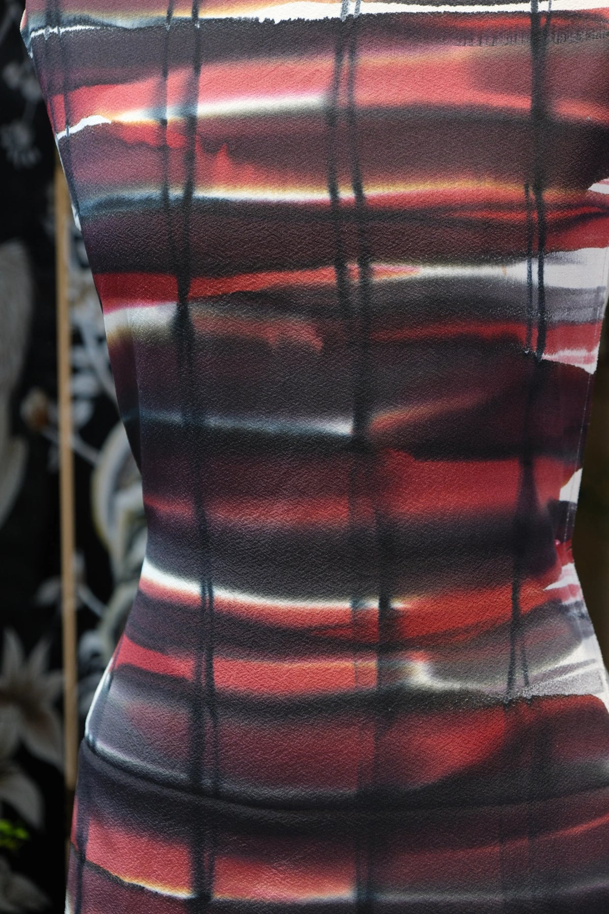 朱绛流光 · 抽象格子真丝面料 | Crimson Flare - Abstract Grid Silk Fabric