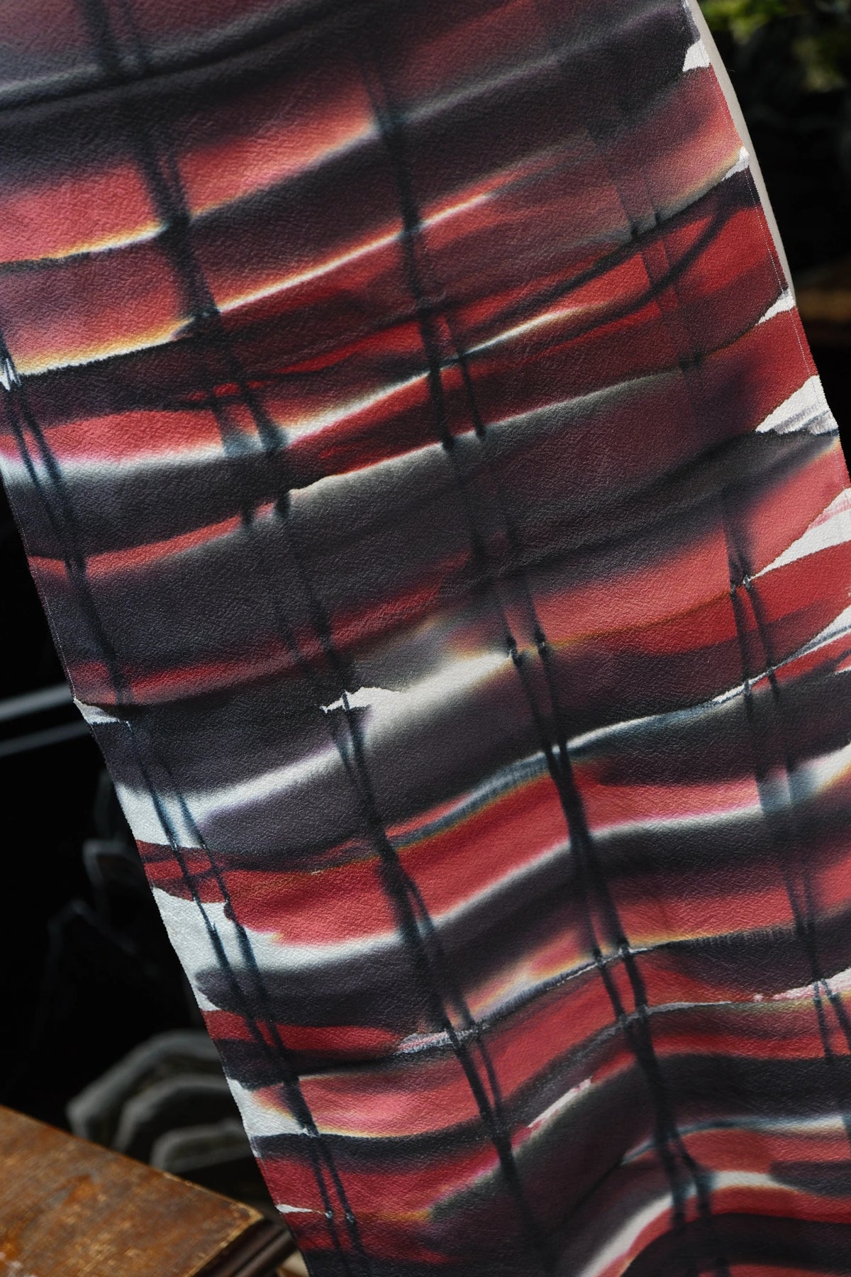 朱绛流光 · 抽象格子真丝面料 | Crimson Flare - Abstract Grid Silk Fabric