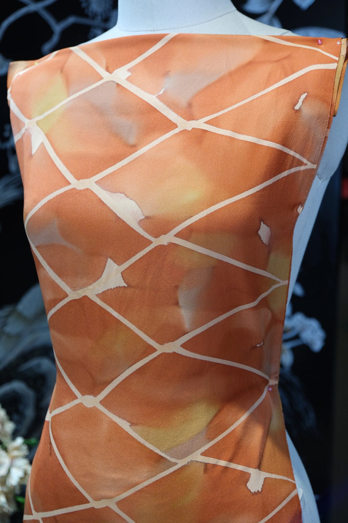 琥珀网格 · 几何晕染真丝面料 | Amber Net - Geometric Splash Silk Fabric
