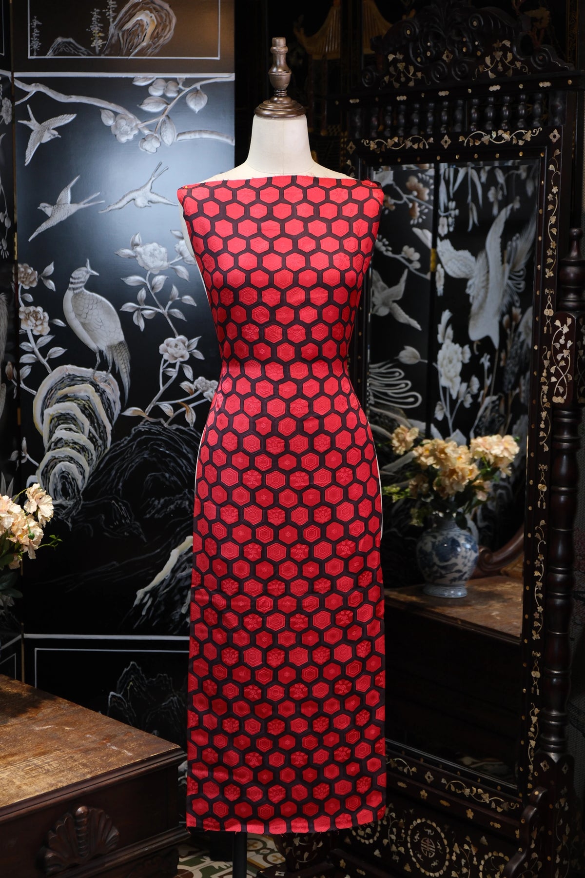 朱红锦阵 · 几何花纹真丝面料 | Scarlet Lattice - Geometric Brocade Silk Fabric