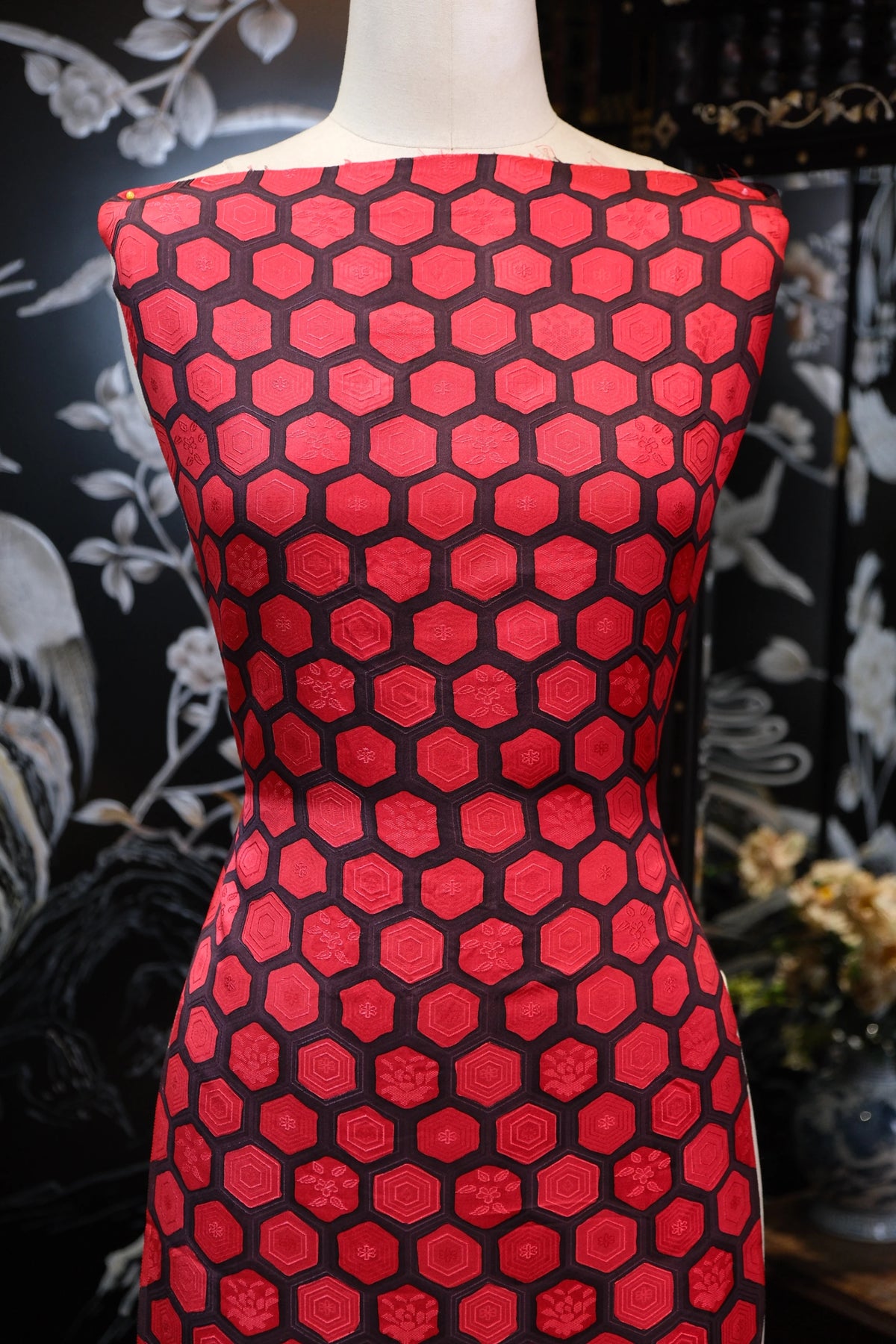 朱红锦阵 · 几何花纹真丝面料 | Scarlet Lattice - Geometric Brocade Silk Fabric