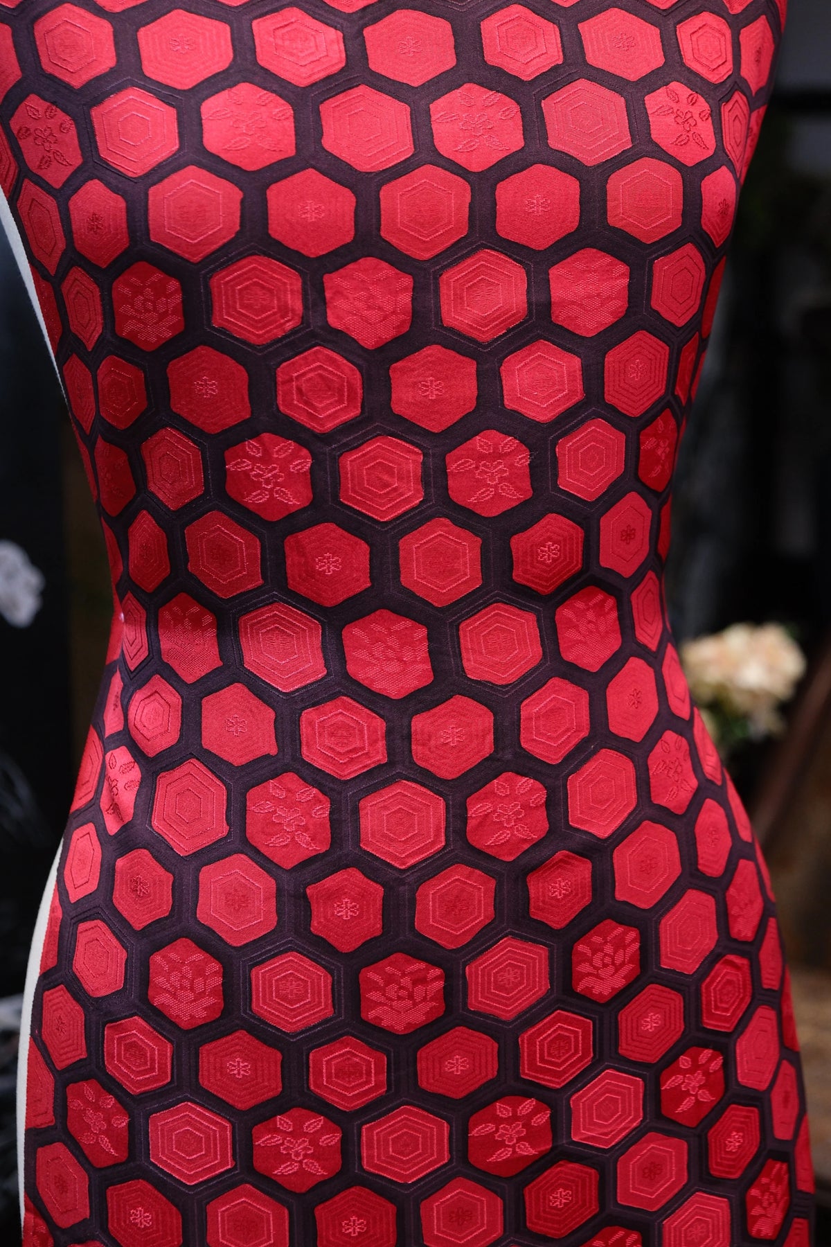 朱红锦阵 · 几何花纹真丝面料 | Scarlet Lattice - Geometric Brocade Silk Fabric