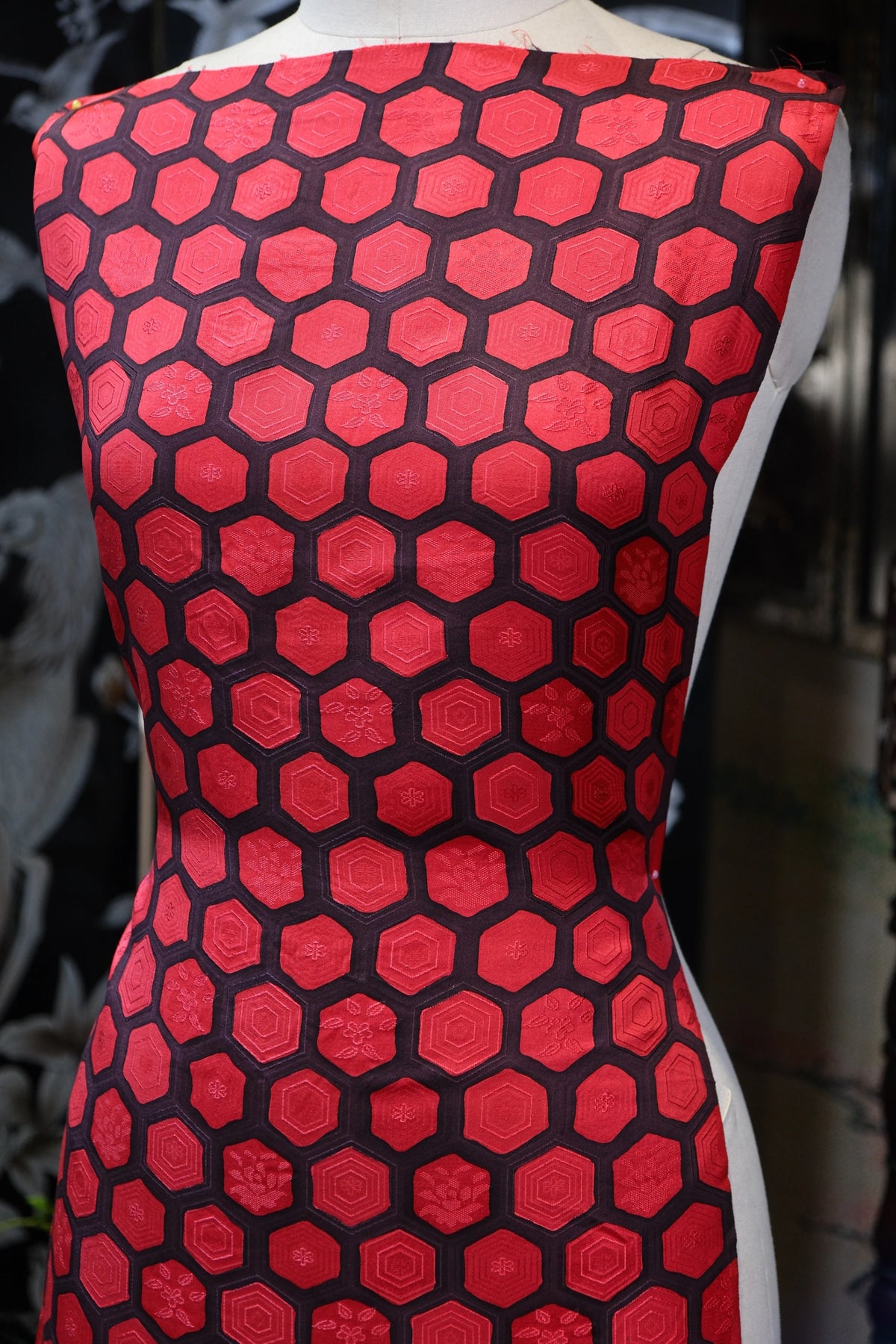 朱红锦阵 · 几何花纹真丝面料 | Scarlet Lattice - Geometric Brocade Silk Fabric