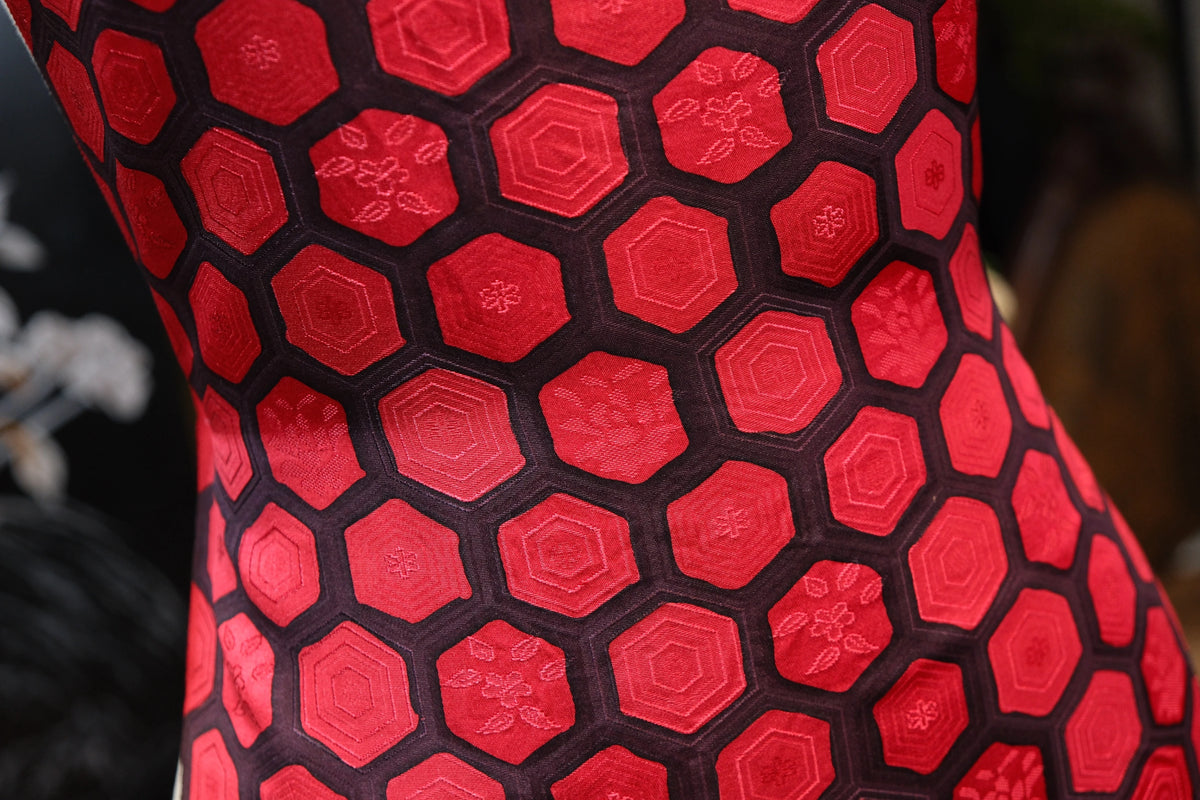 朱红锦阵 · 几何花纹真丝面料 | Scarlet Lattice - Geometric Brocade Silk Fabric