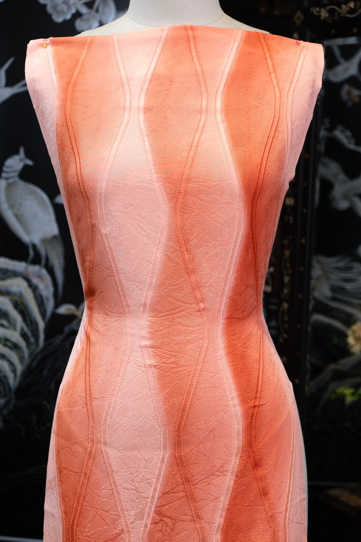 琥珀流波 · 浮雕曲线真丝面料 | Amber Wave - Embossed Curved Silk Fabric