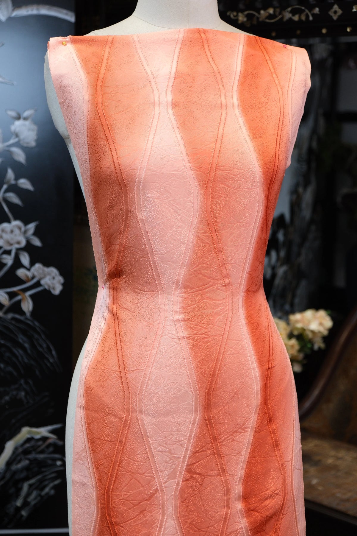琥珀流波 · 浮雕曲线真丝面料 | Amber Wave - Embossed Curved Silk Fabric