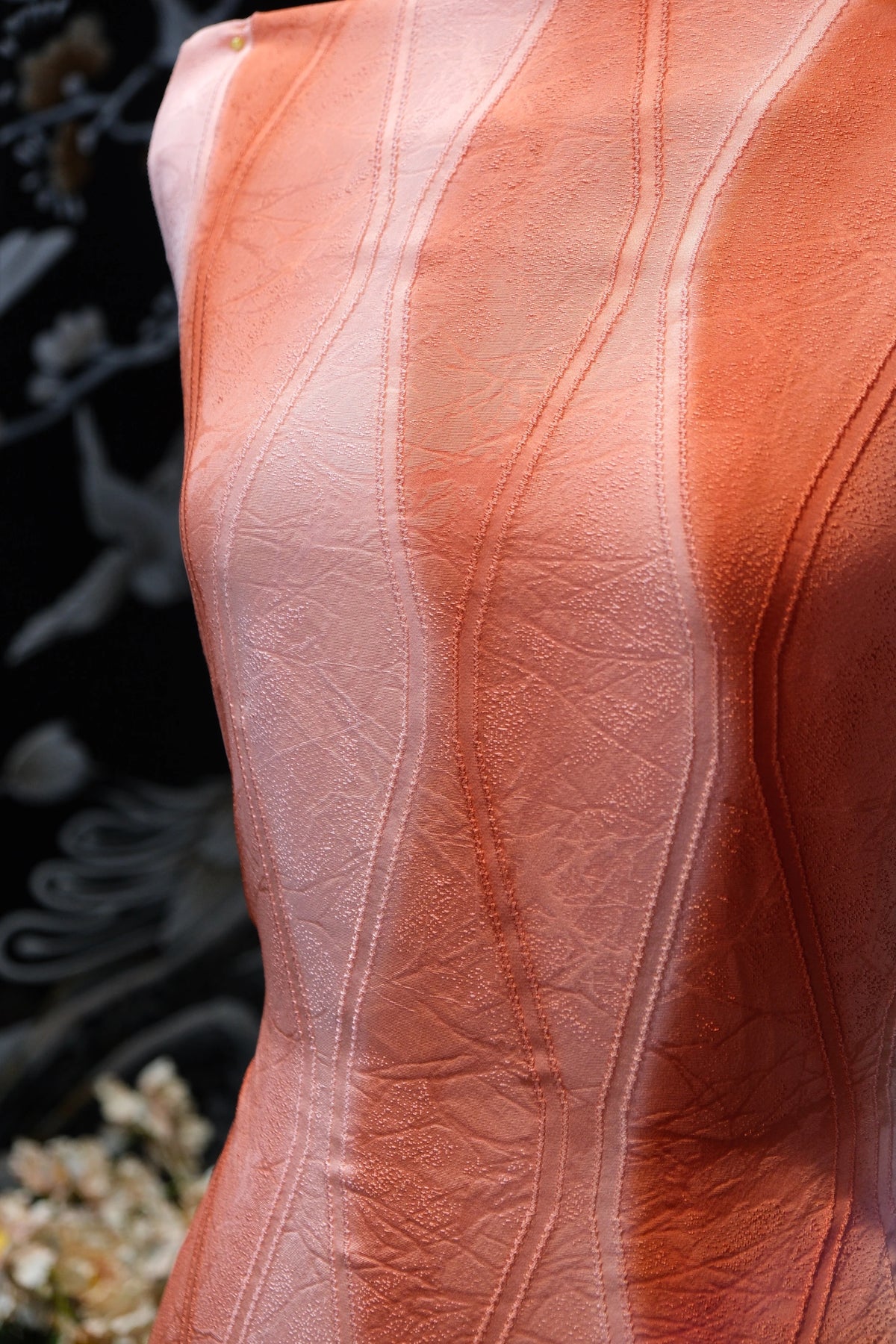琥珀流波 · 浮雕曲线真丝面料 | Amber Wave - Embossed Curved Silk Fabric