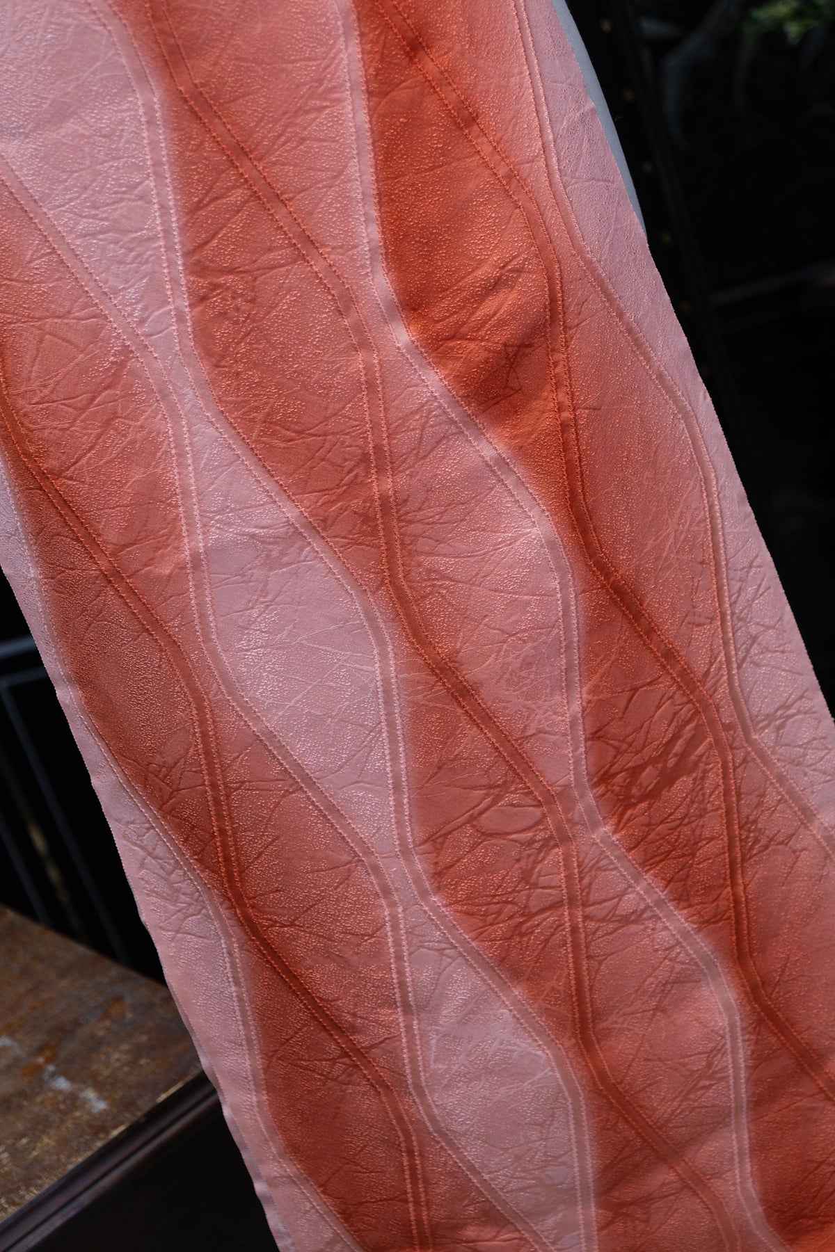 琥珀流波 · 浮雕曲线真丝面料 | Amber Wave - Embossed Curved Silk Fabric