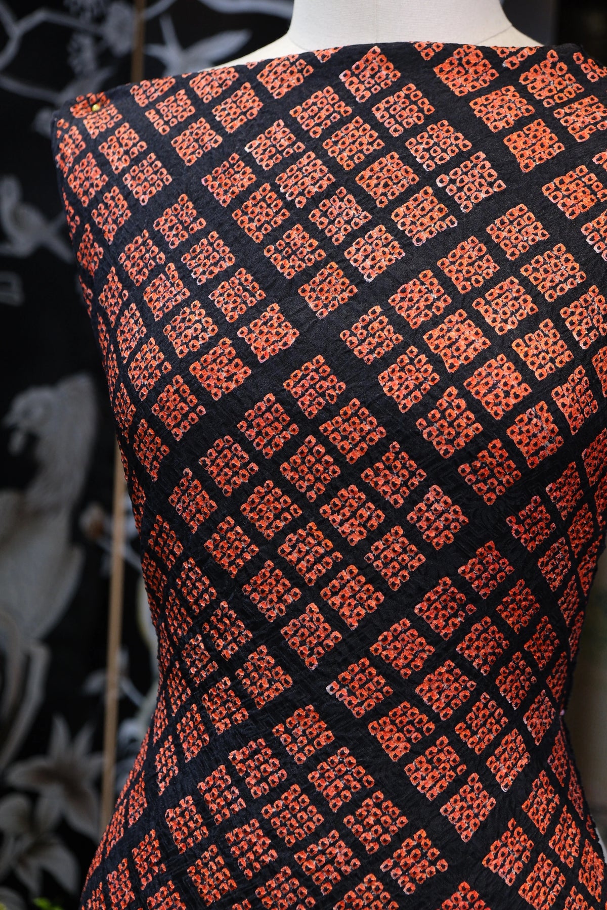 暗夜红阵 · 颗粒几何真丝面料 | Midnight Lattice - Granular Geometric Silk Fabric
