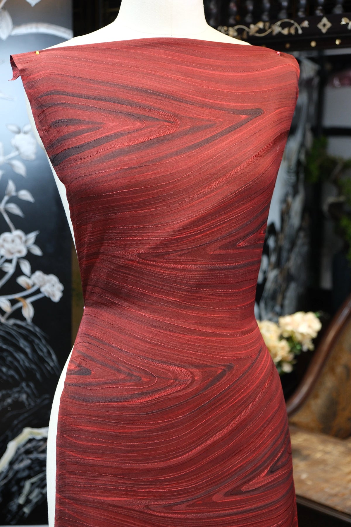 赤霞流纹 · 木纹渐变真丝面料 | Crimson Woodgrain - Gradient Silk Fabric