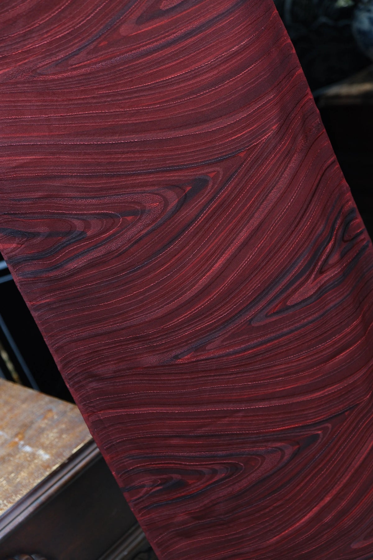 赤霞流纹 · 木纹渐变真丝面料 | Crimson Woodgrain - Gradient Silk Fabric