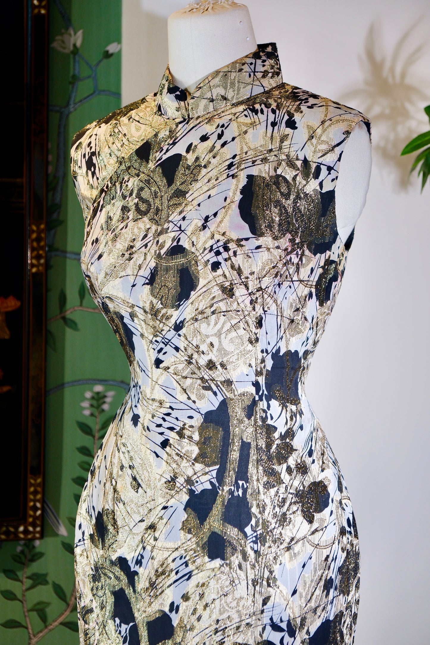 60年代 - 流金岁月：一件六十年代港产织金旗袍的时尚叙事 | 1960s - Golden Years: A Fashion Narrative of a 1960s Hong Kong-Made Gold-Woven Qipao