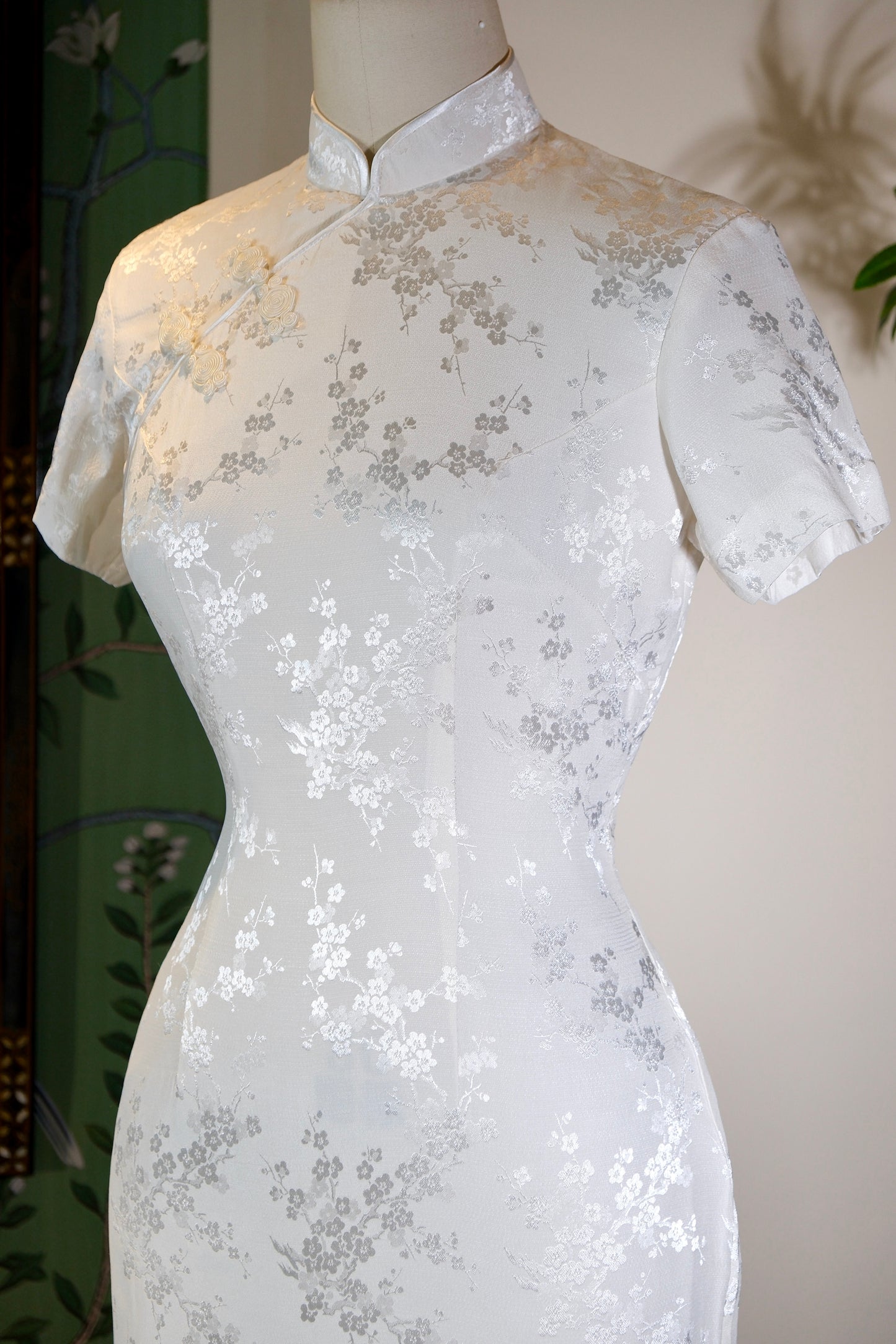 60年代 - 素白梅影：一件六十年代台湾提花绸旗袍的时光叙事 | 1960s - Plum Shadows on Pristine White: A Fashion Narrative of a 1960s Taiwanese Jacquard Silk Qipao