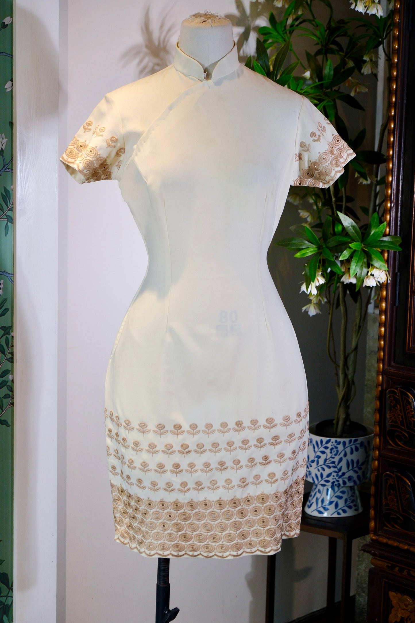 60年代 - 六十年代台湾机绣定位花古董旗袍 | 1960s - A 1960s Taiwan Antique Qipao with Machine-Embroidered Positioned Florals
