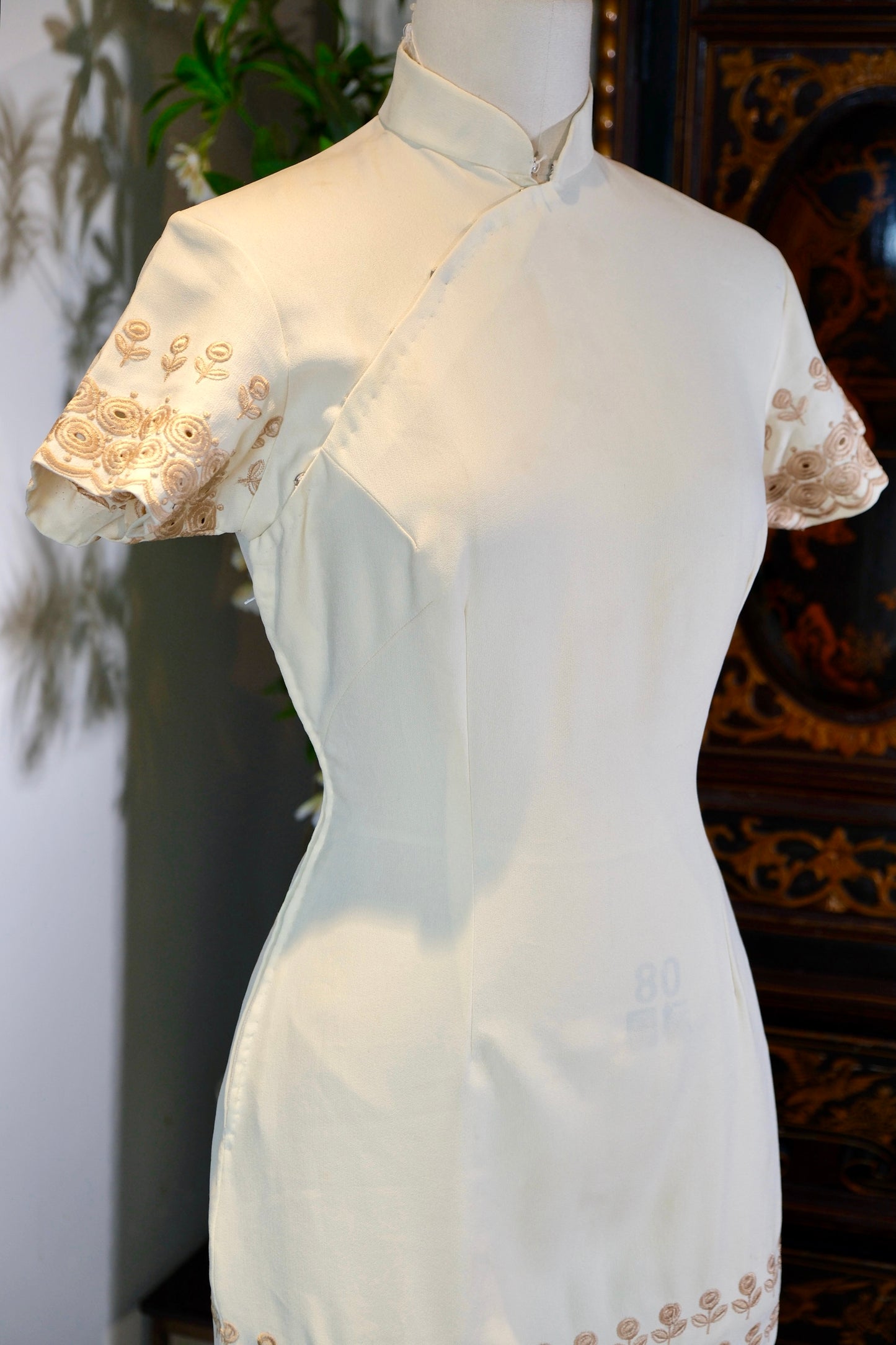 60年代 - 六十年代台湾机绣定位花古董旗袍 | 1960s - A 1960s Taiwan Antique Qipao with Machine-Embroidered Positioned Florals