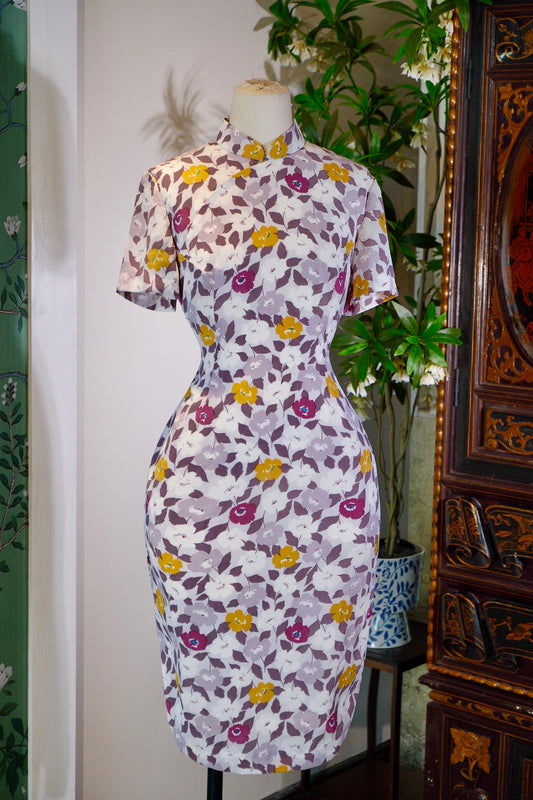 60年代 - 时光里的花影：一袭六十年代台湾棉布旗袍的温柔叙事| 1960s - Floral Shadows in Time: A Gentle Narrative of a 1960s Taiwanese Cotton Qipao
