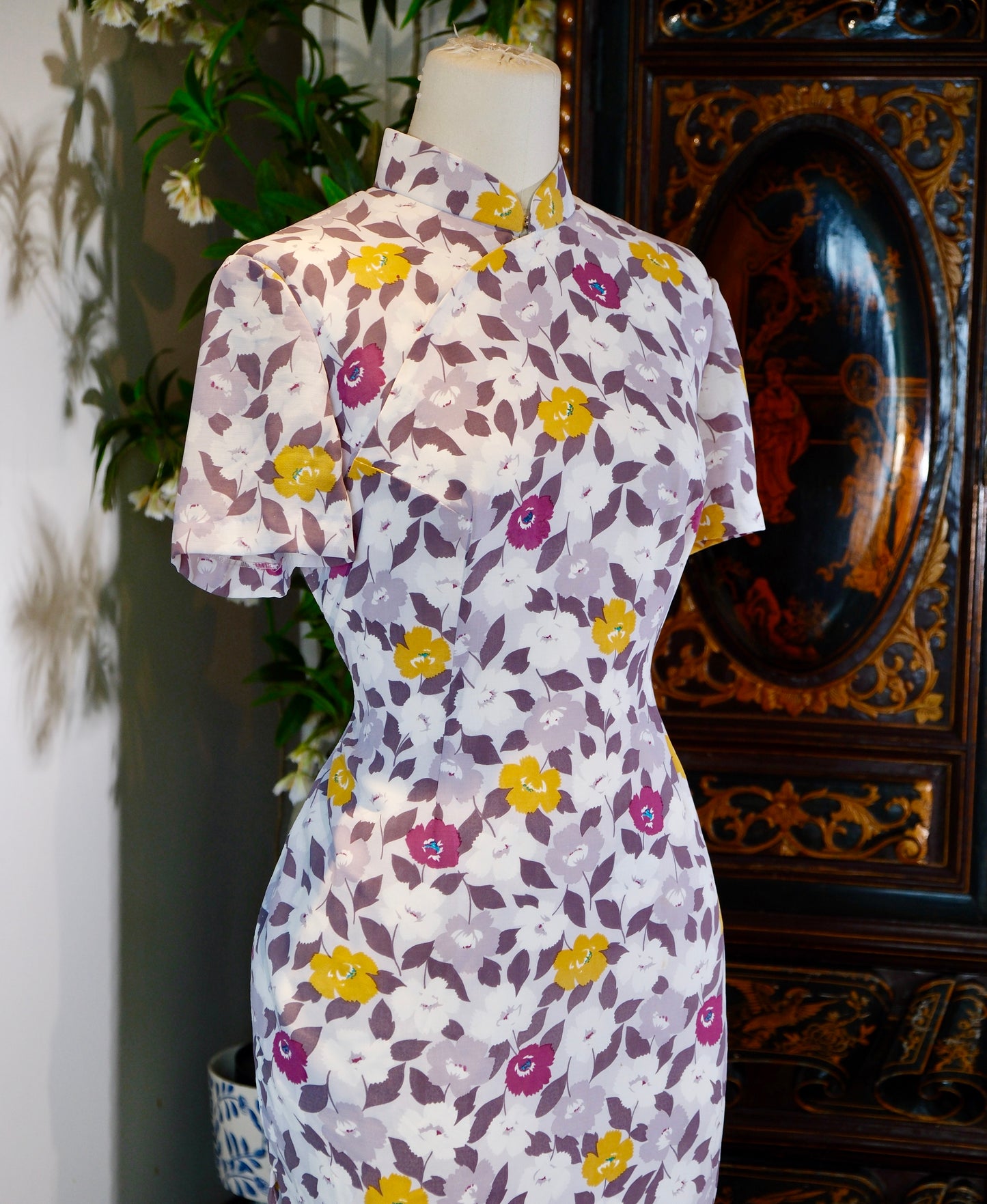 60年代 - 时光里的花影：一袭六十年代台湾棉布旗袍的温柔叙事| 1960s - Floral Shadows in Time: A Gentle Narrative of a 1960s Taiwanese Cotton Qipao