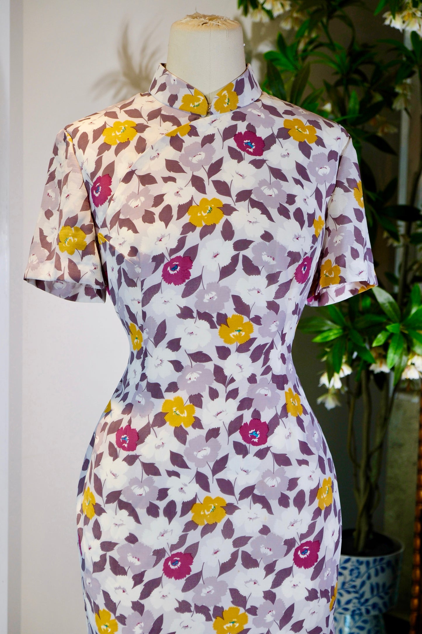 60年代 - 时光里的花影：一袭六十年代台湾棉布旗袍的温柔叙事| 1960s - Floral Shadows in Time: A Gentle Narrative of a 1960s Taiwanese Cotton Qipao
