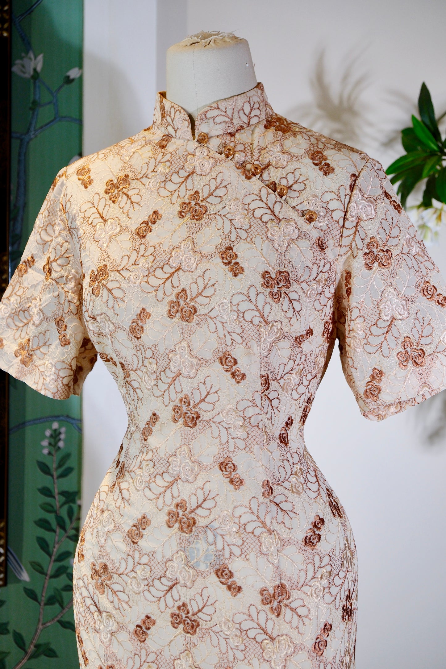 60年代 - 云鬓花颜·六十年代台湾机绣蕾丝旗袍 | 1960s - Floral Countenance Amidst Cloud-Like Hair: A 1960s Taiwanese Machine-Embroidered Lace Qipao