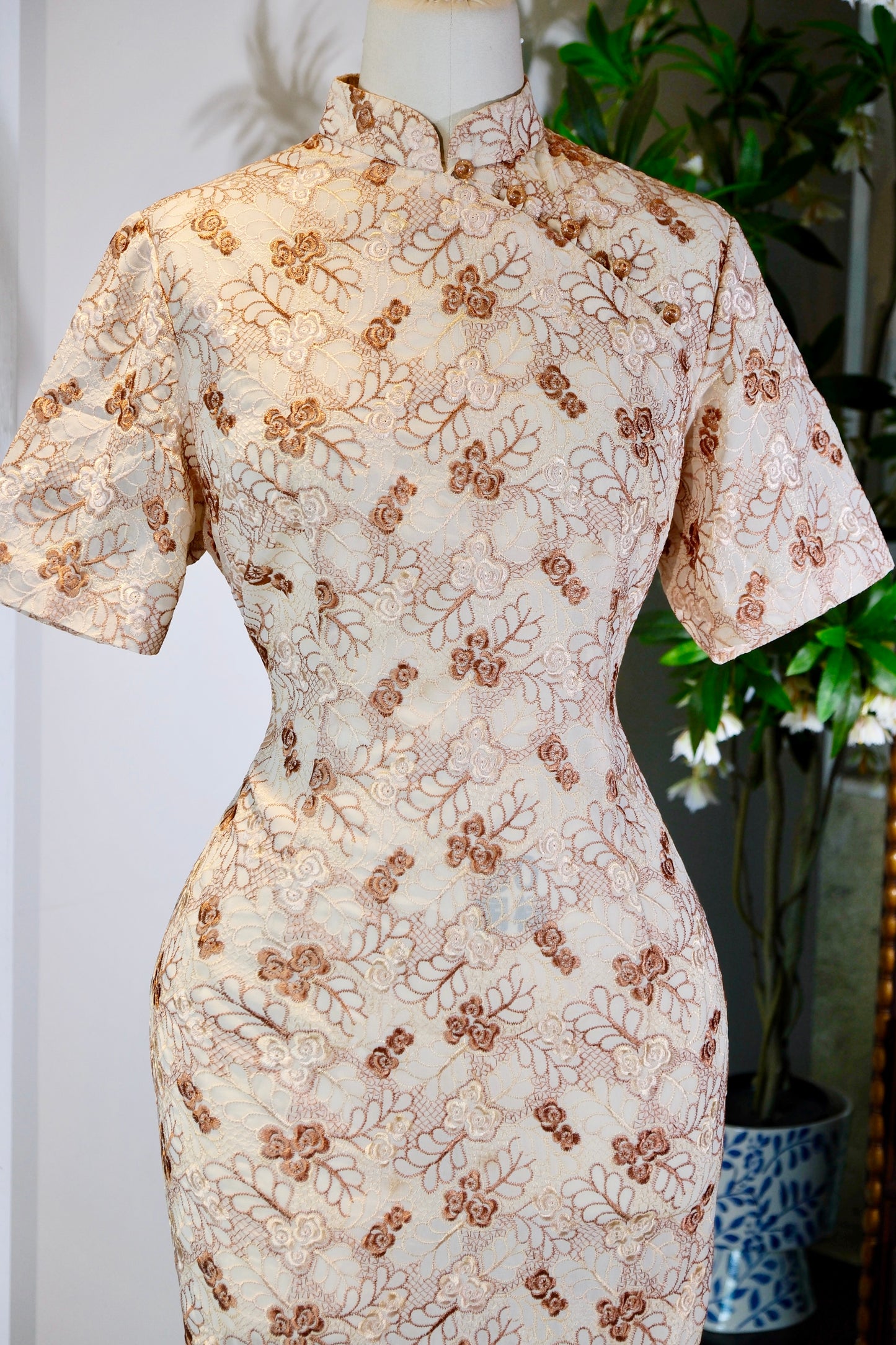 60年代 - 云鬓花颜·六十年代台湾机绣蕾丝旗袍 | 1960s - Floral Countenance Amidst Cloud-Like Hair: A 1960s Taiwanese Machine-Embroidered Lace Qipao