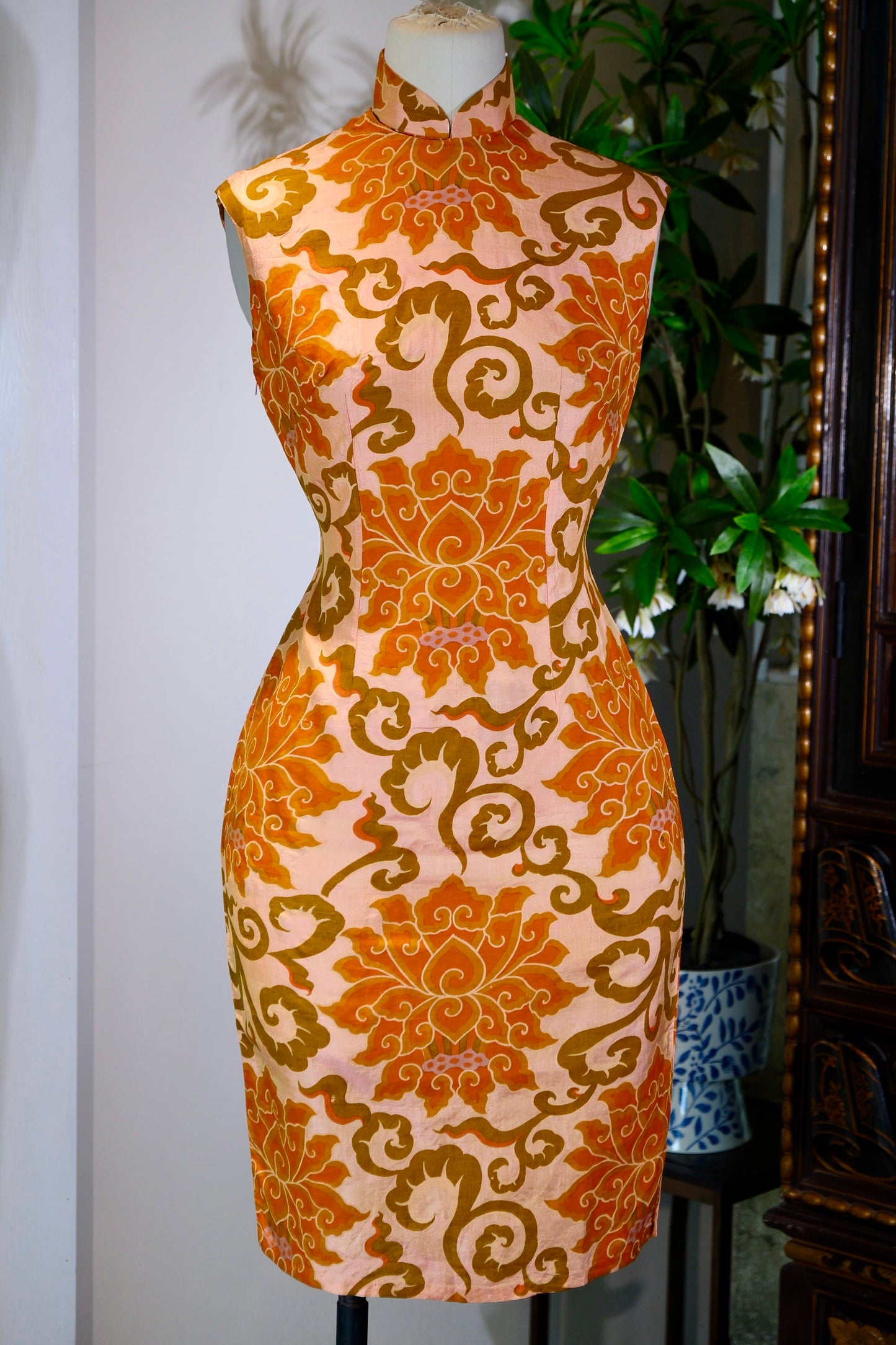 60年代 - 香江遗韵：六十年代真丝双宫宝相花古董旗袍 | 1960s - Relic of old Hong Kong: A 1960s Antique Silk Shantung Qipao with Baoxiang Flower Motif