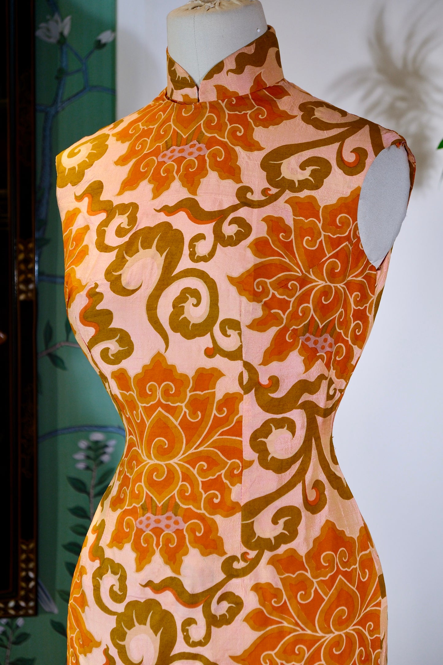 60年代 - 香江遗韵：六十年代真丝双宫宝相花古董旗袍 | 1960s - Relic of old Hong Kong: A 1960s Antique Silk Shantung Qipao with Baoxiang Flower Motif