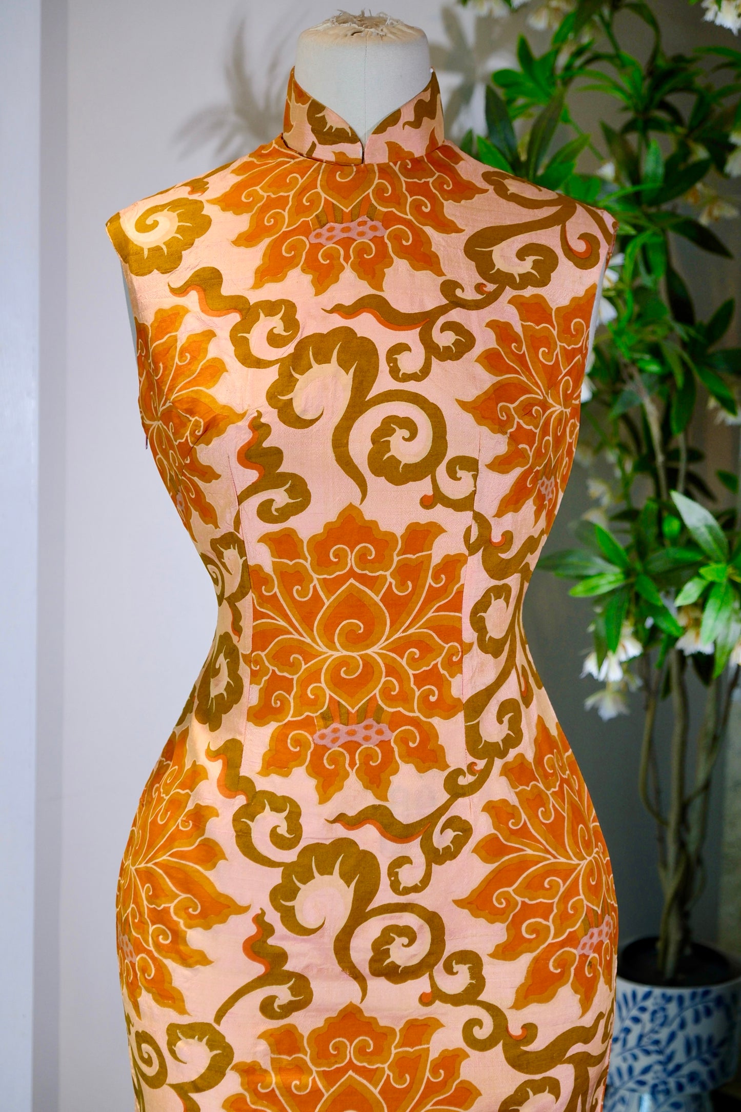 60年代 - 香江遗韵：六十年代真丝双宫宝相花古董旗袍 | 1960s - Relic of old Hong Kong: A 1960s Antique Silk Shantung Qipao with Baoxiang Flower Motif