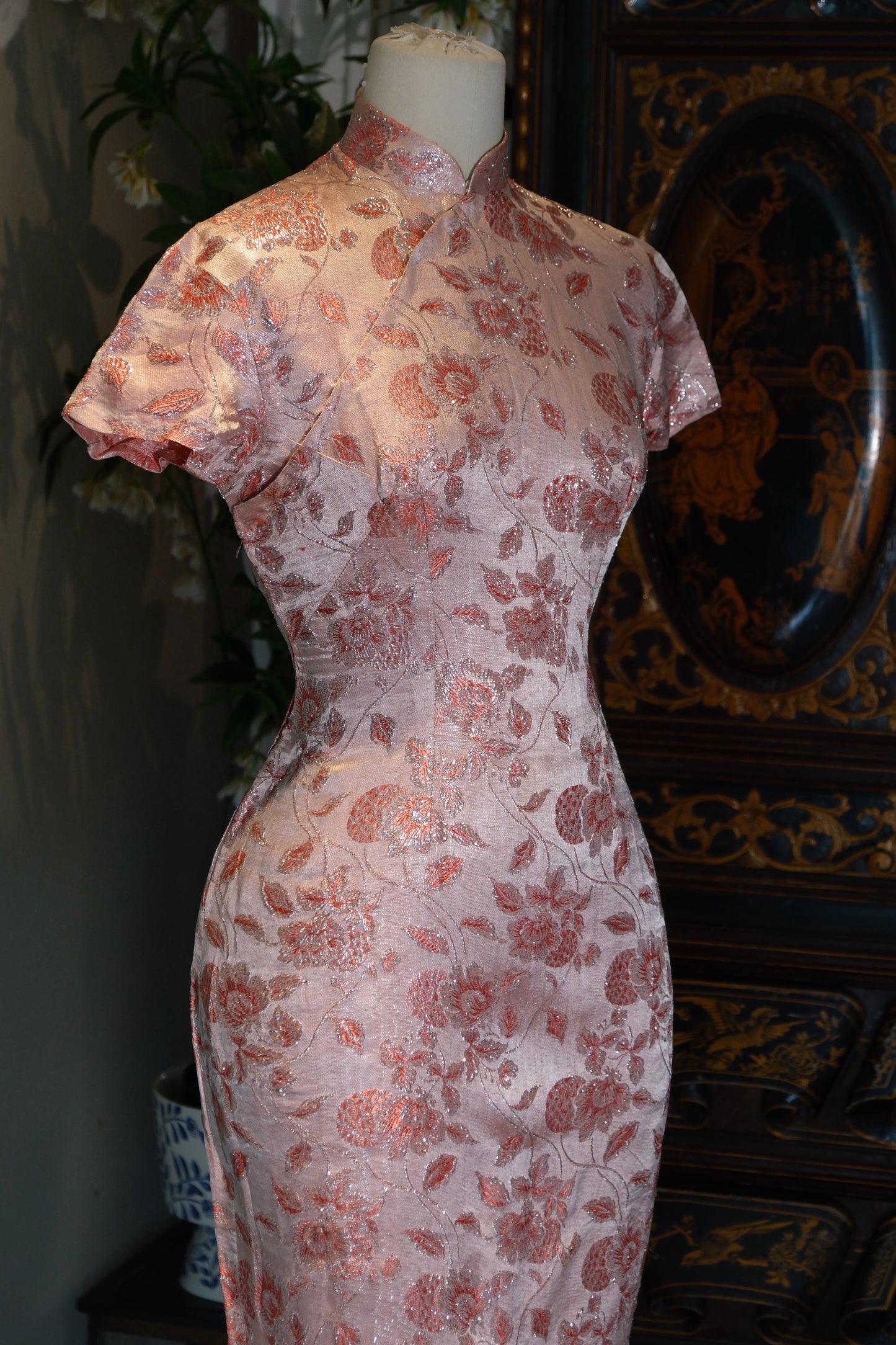50年代 - 玫瑰金织银提花旗袍：1950年代香港的海派遗韵 | 1950s - Rose Gold Silver-Woven Jacquard Qipao: The 1950s Hong Kong Legacy of Shanghai Style
