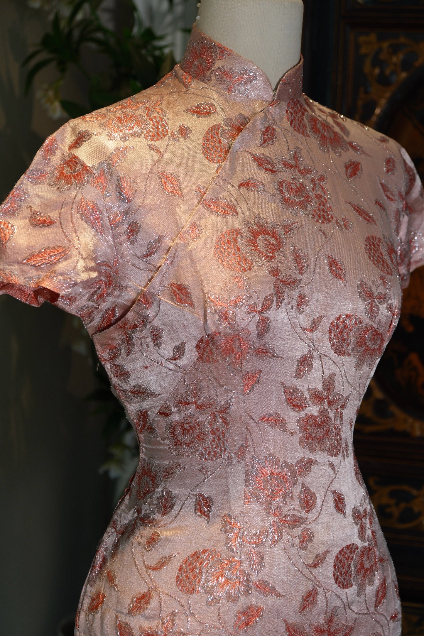 50年代 - 玫瑰金织银提花旗袍：1950年代香港的海派遗韵 | 1950s - Rose Gold Silver-Woven Jacquard Qipao: The 1950s Hong Kong Legacy of Shanghai Style