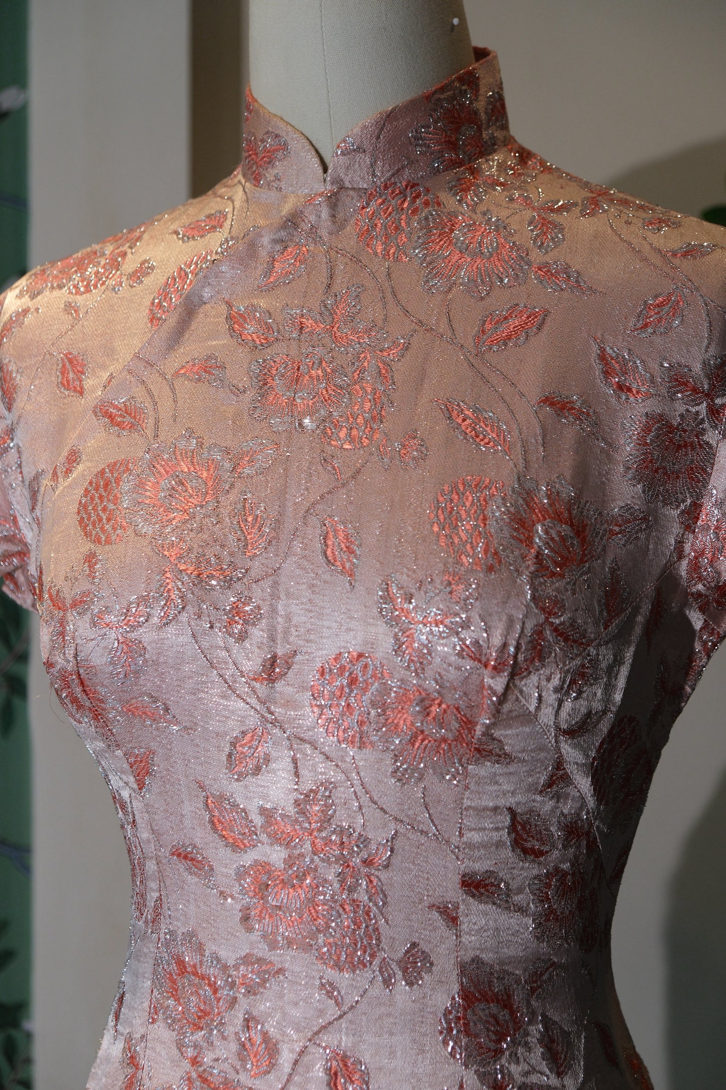 50年代 - 玫瑰金织银提花旗袍：1950年代香港的海派遗韵 | 1950s - Rose Gold Silver-Woven Jacquard Qipao: The 1950s Hong Kong Legacy of Shanghai Style
