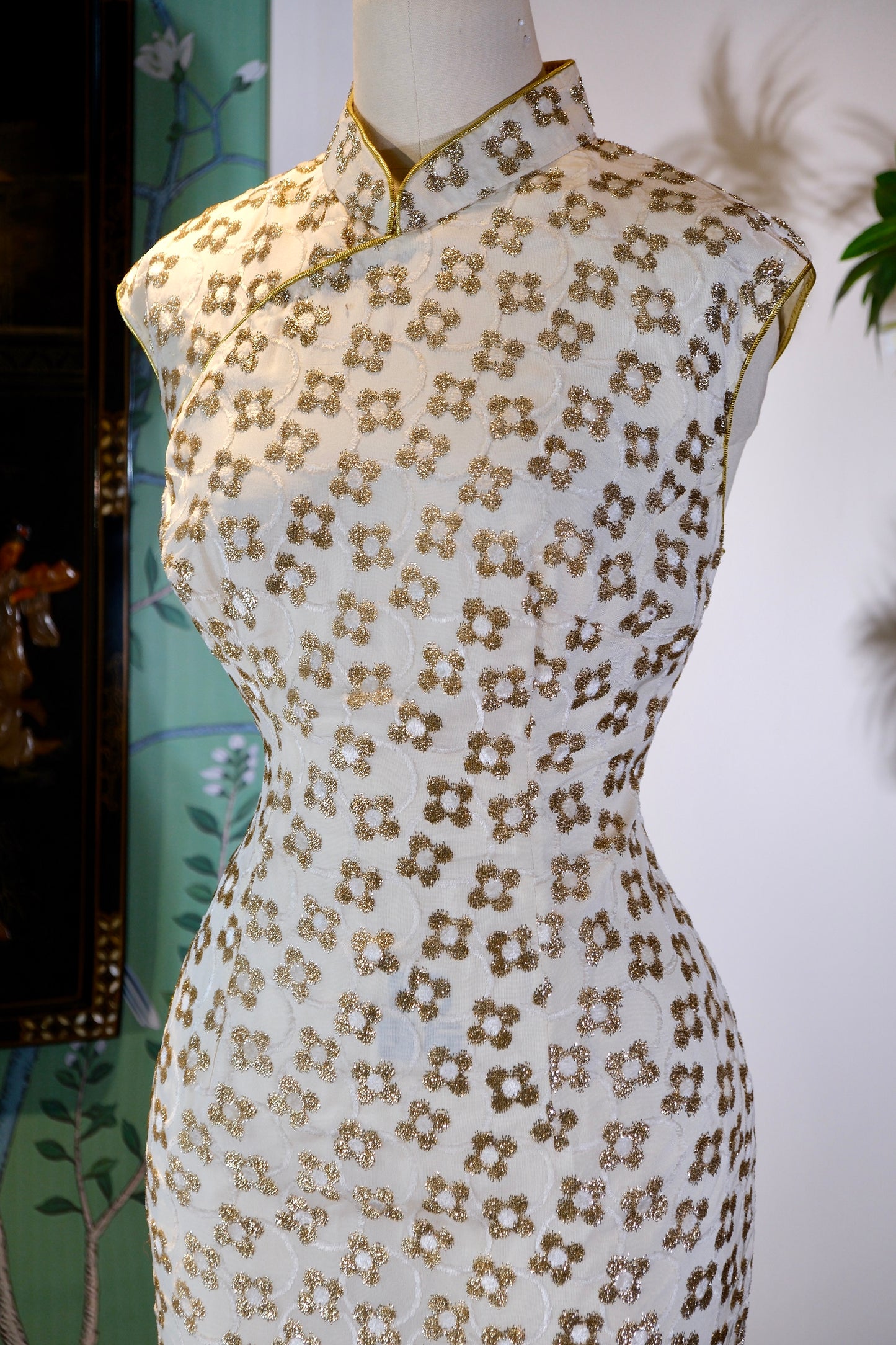 60年代 - 金缕织梦：一件六十年代港制旗袍的跨洋华章 | 1960s - Dreams Woven in Gold: A Transoceanic Chapter of a 1960s Hong Kong Qipao