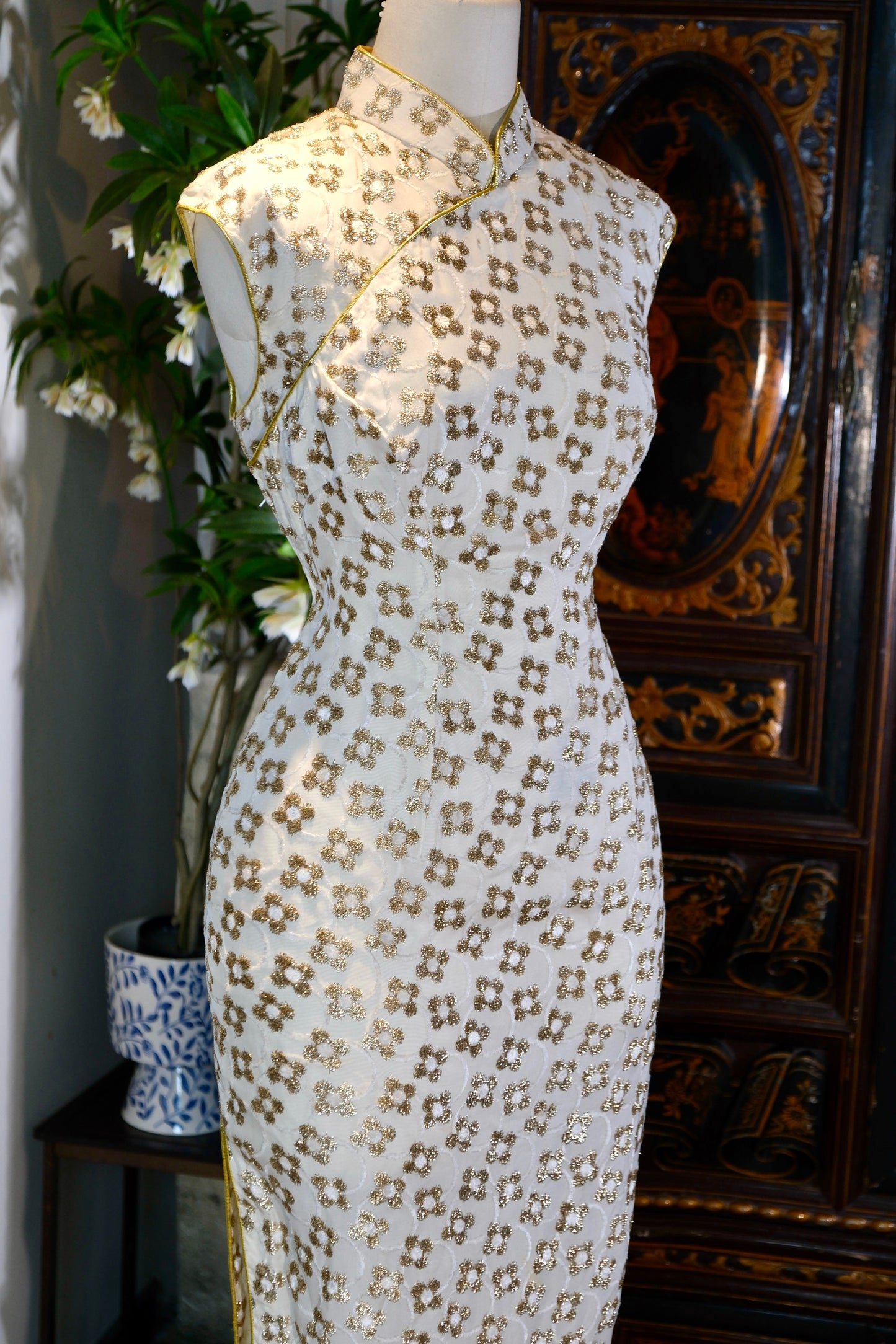 60年代 - 金缕织梦：一件六十年代港制旗袍的跨洋华章 | 1960s - Dreams Woven in Gold: A Transoceanic Chapter of a 1960s Hong Kong Qipao