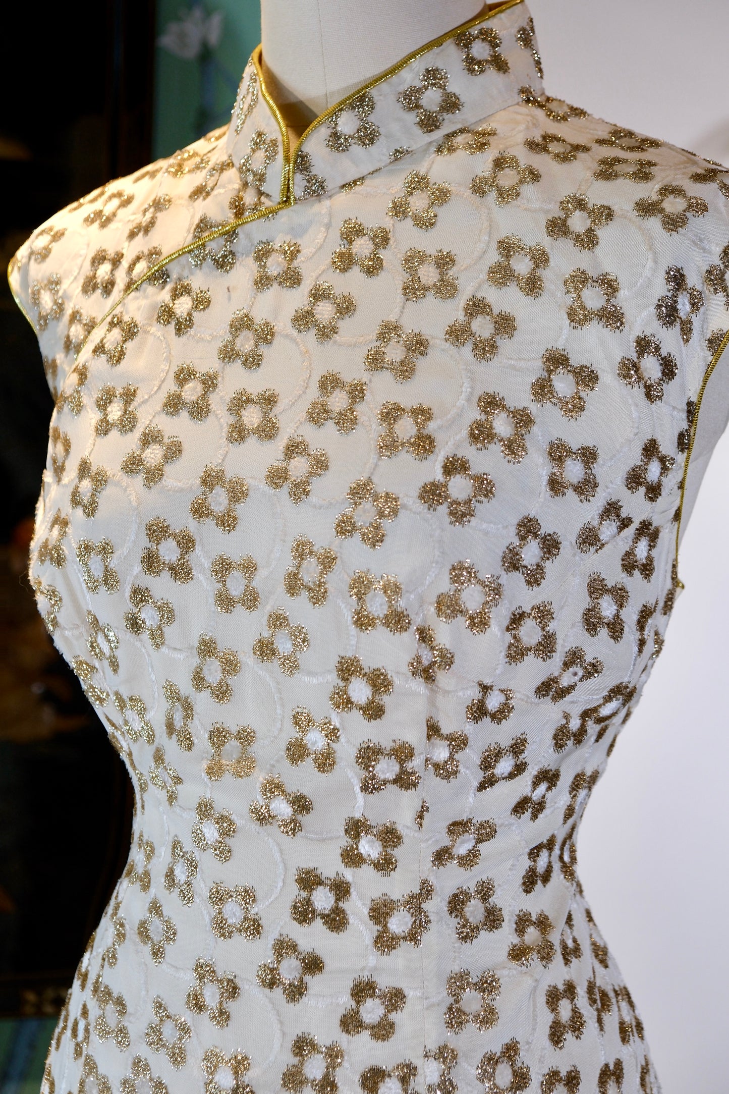 60年代 - 金缕织梦：一件六十年代港制旗袍的跨洋华章 | 1960s - Dreams Woven in Gold: A Transoceanic Chapter of a 1960s Hong Kong Qipao